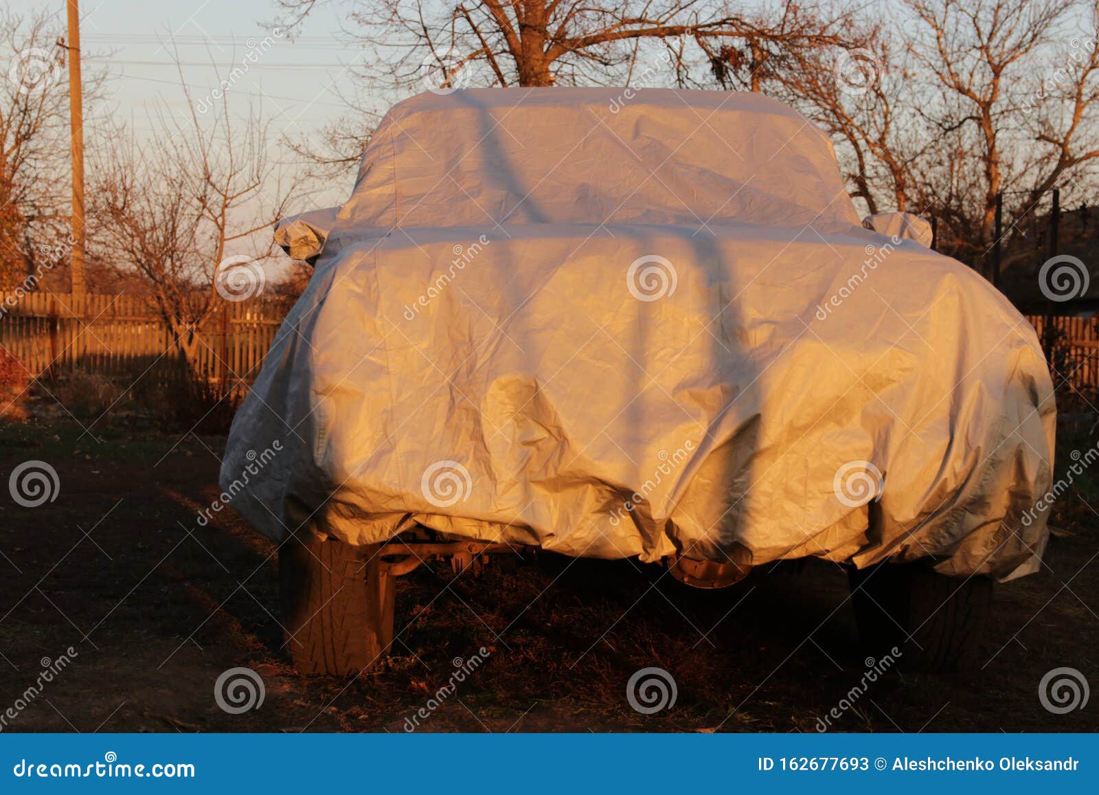 Auto mit Regenschutz stockbild. Bild von tuch, blatt - 162677693