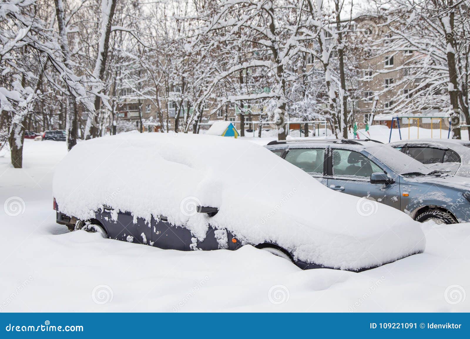 waarde hurken Schrikken Auto Onder Sneeuw Op Een Parkeren Stock Afbeelding - Image of sneeuwval,  winter: 109221091
