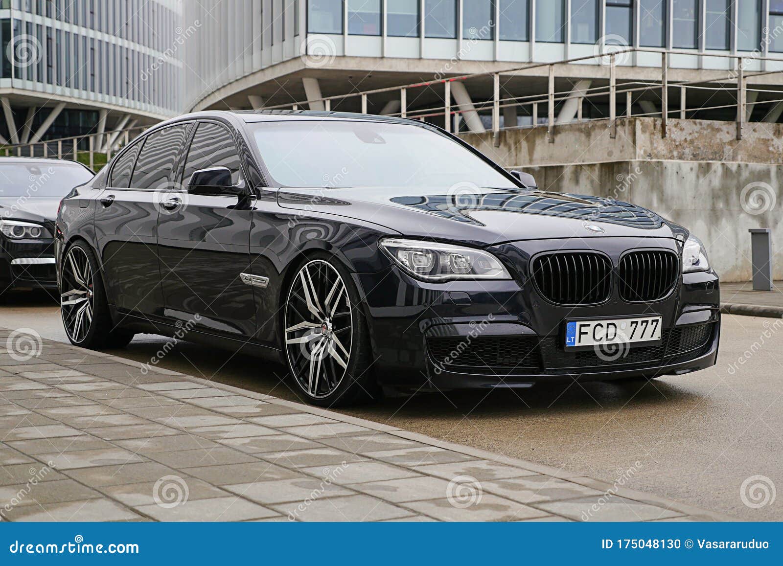 Auto Reihe F01 BMW 7 Wird in Der Nähe Bürogebäude Geparkt Redaktionelles  Bild - Bild von bewegungen, gewissenhaftigkeit: 175048130