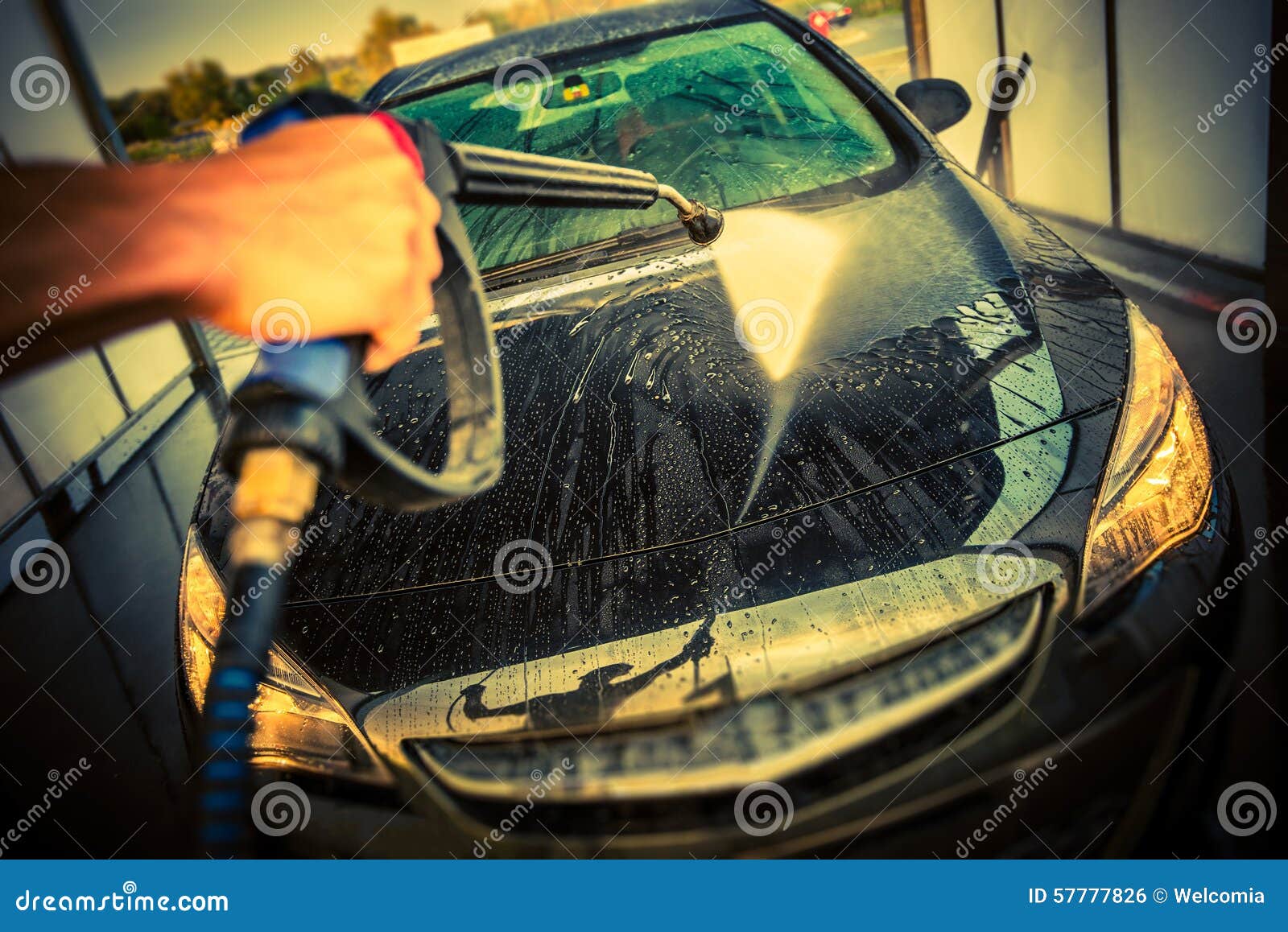 Auto-Reinigung in Einer Waschanlage Stockfoto - Bild von wasser, seife:  57777826