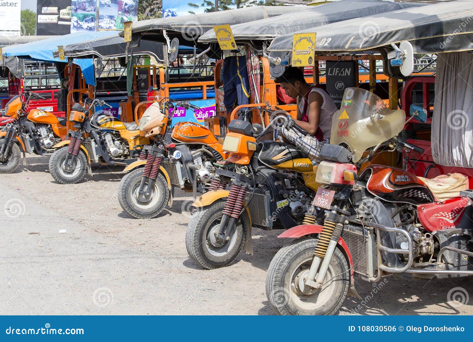 Auto Rickshaw Motorcykeltaxi For Tre Hjul Pa Gatan I Myanmar Denna Transport Ar Billig Och Popular I Burma Redaktionell Bild Bild Av Land Askfat 108030506
