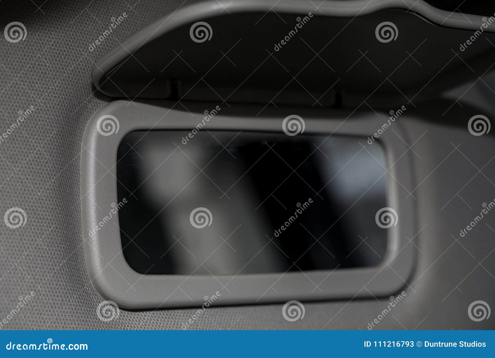 Auto-Sonnenblende-Spiegel stockbild. Bild von belichtet - 111216793