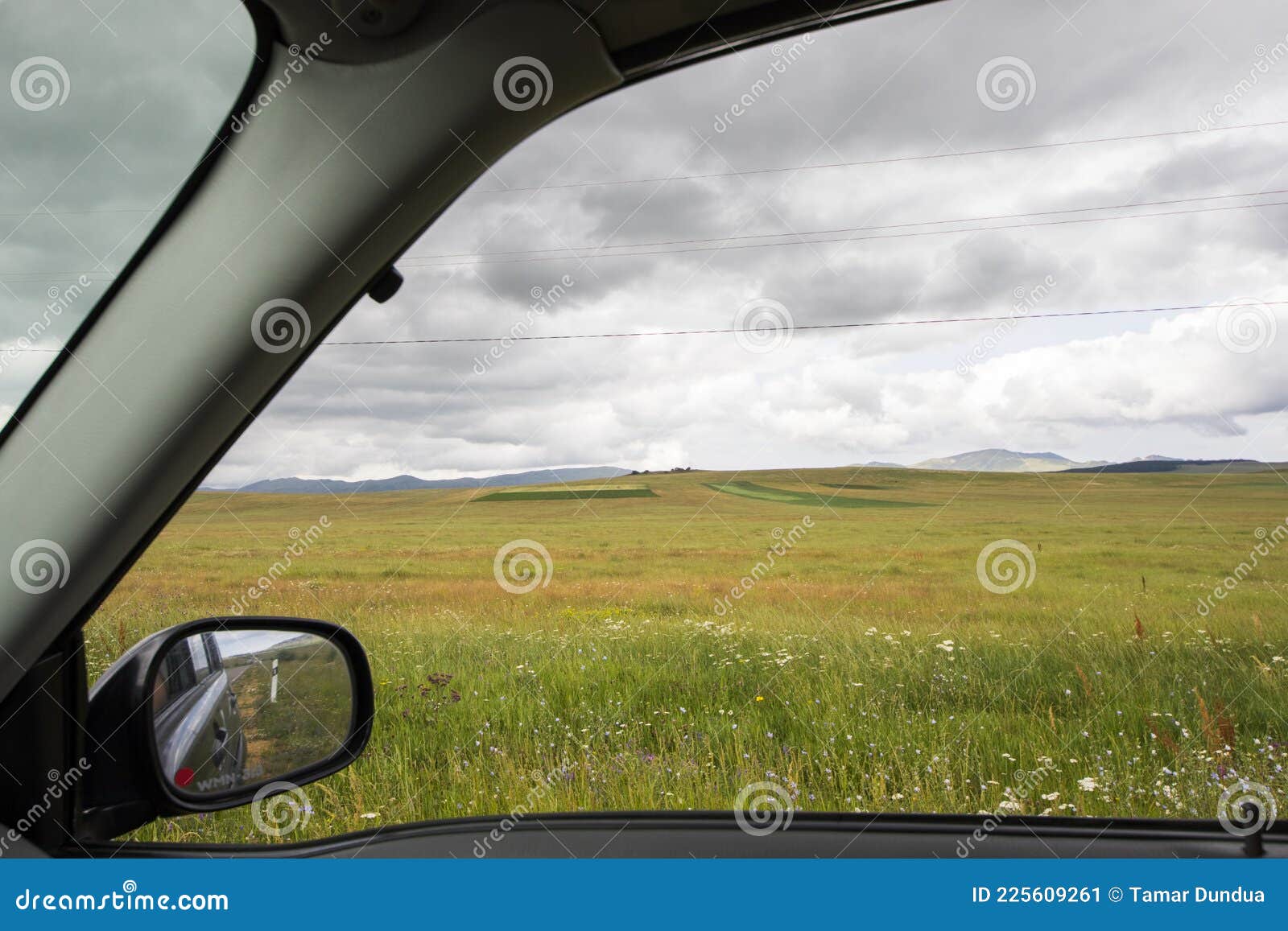 Auto Spiegel Und Autobahn Blick Schwarz Auto Und Natur Landschaft Stockbild  - Bild von sicherheit, schnell: 225609261