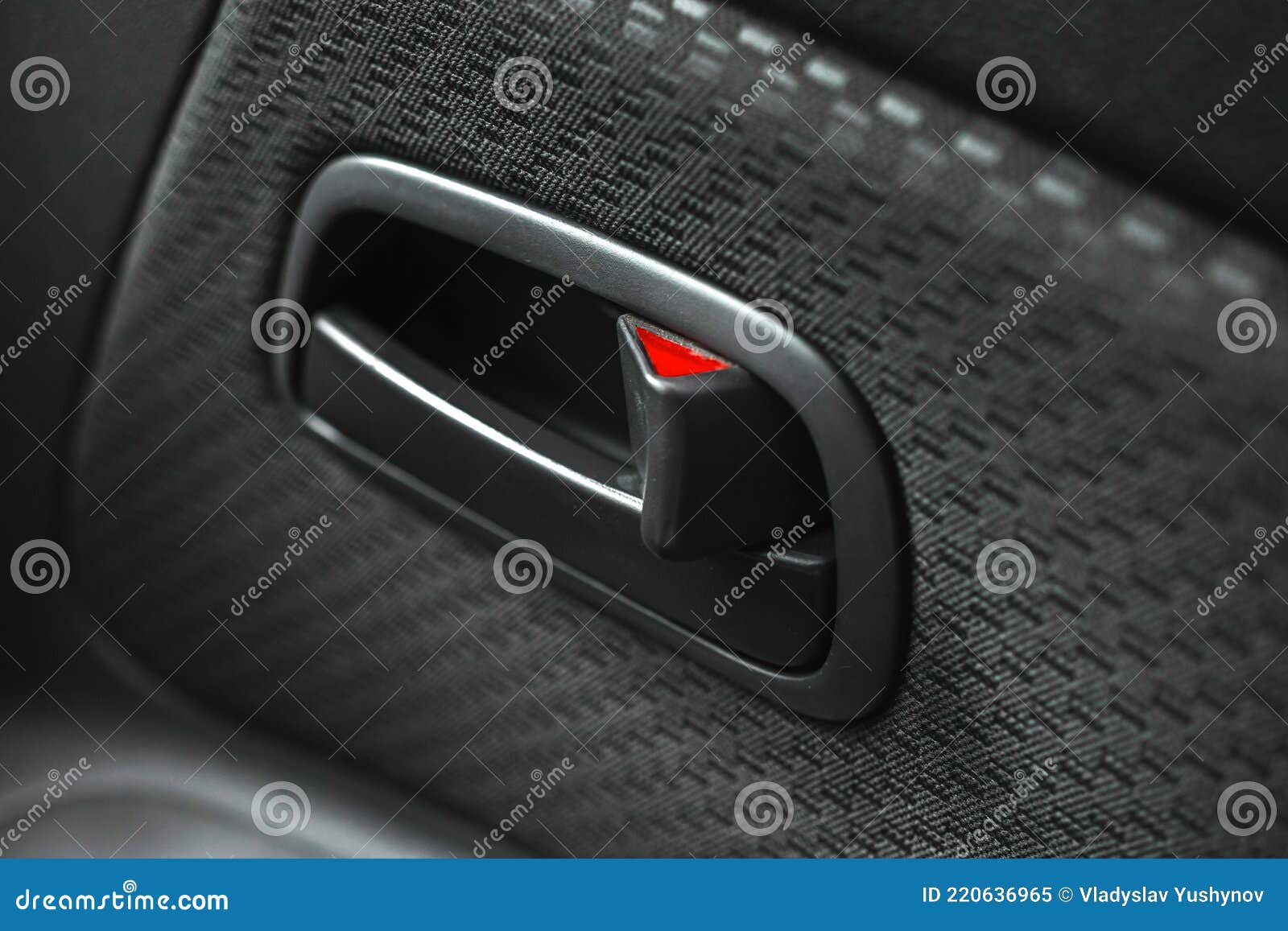 https://thumbs.dreamstime.com/z/auto-t%C3%BCrgriff-innen-nahaufnahme-foto-innenraum-des-modernen-autos-mit-luxus-polsterung-220636965.jpg