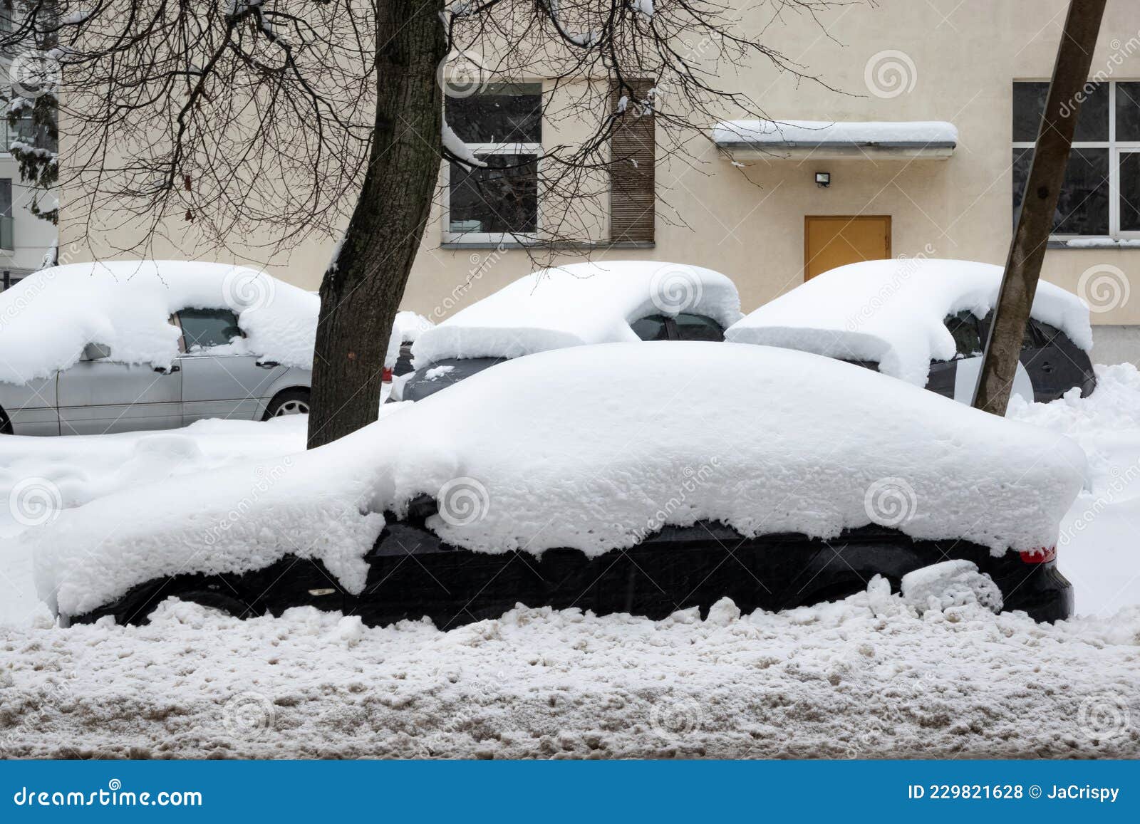 Auto Unter Dicker Schneedecke Nach Sturm. Unter Eis Vergrabene