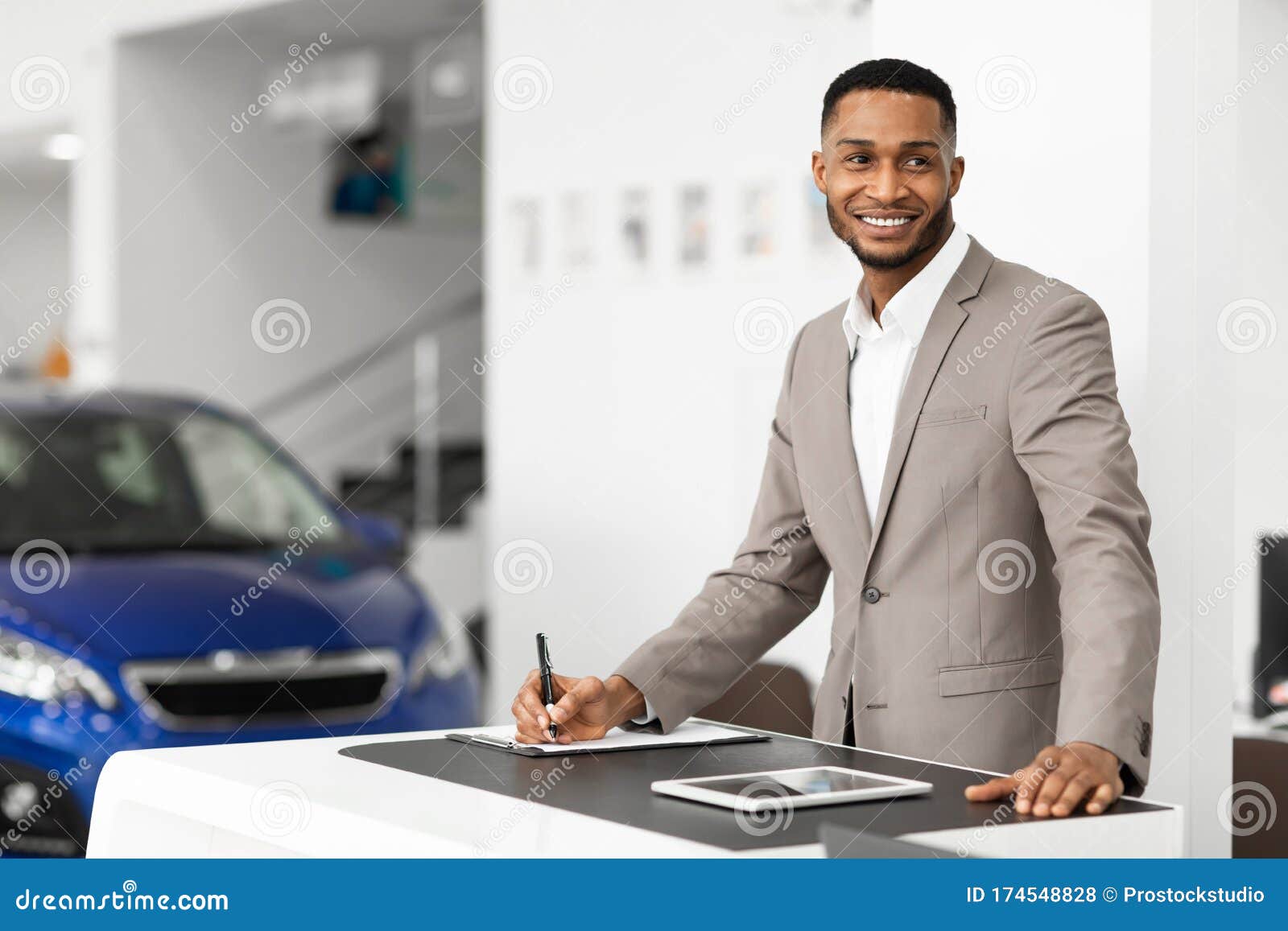 Auto-Verkäufer-Mann, Der am Arbeits-Schreibtisch Im Verkaufsstelle-Büro  Steht Stockfoto - Bild von mann, fahrer: 174548828