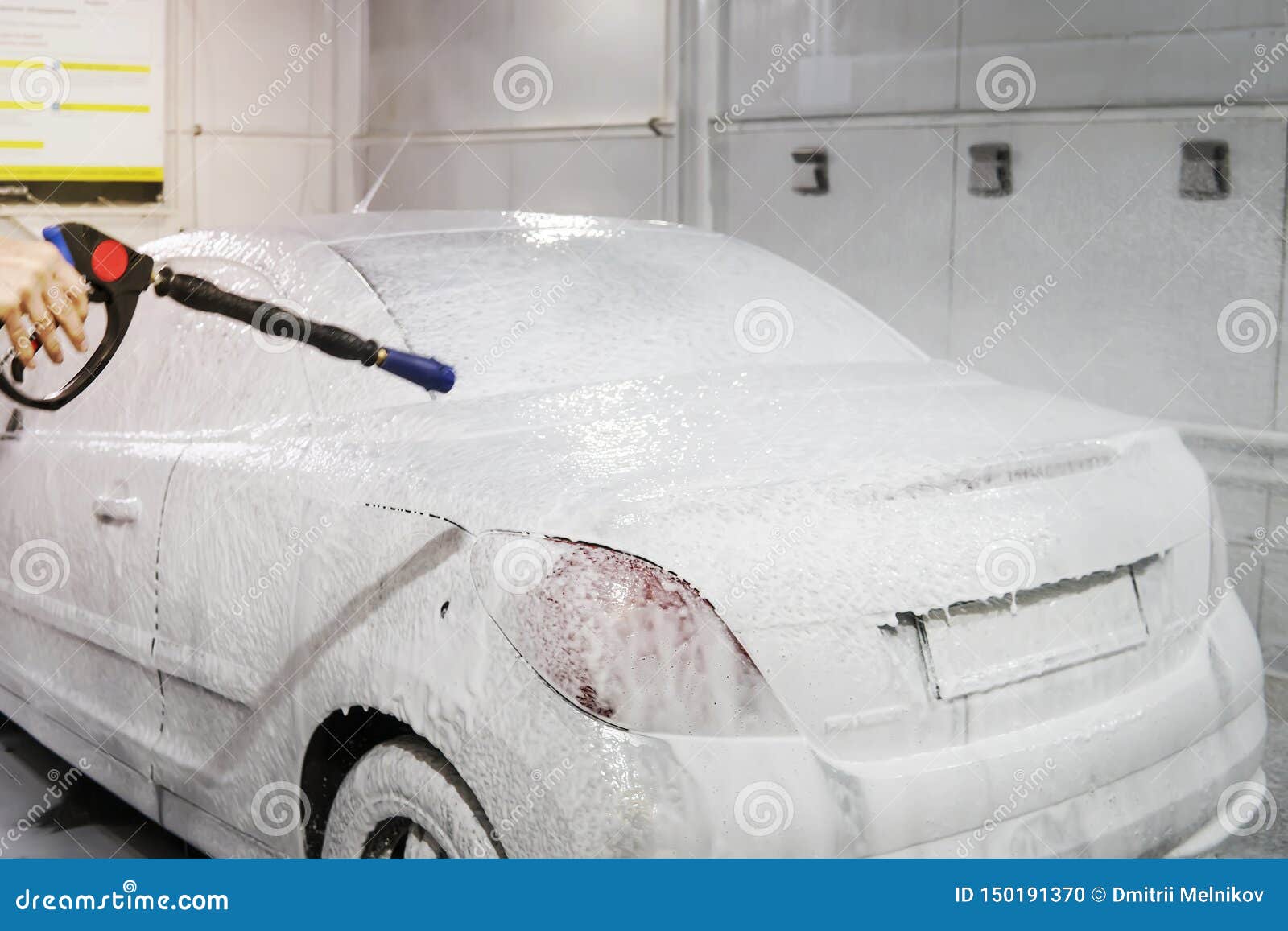 https://thumbs.dreamstime.com/z/auto-wird-mit-schaum-bedeckt-um-das-zu-waschen-automatische-w-sche-shampoo-f%C3%BCr-autos-reinigungsproze-selbstbedienung-zuhause-150191370.jpg