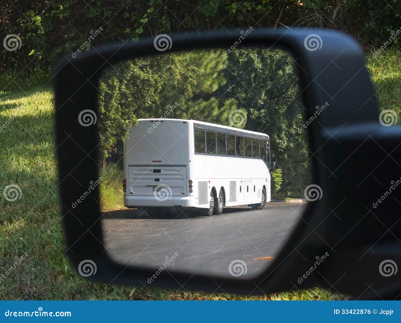 Autobús en el Espejo foto de archivo. Imagen de verde - 33422876, image size:1600x1290