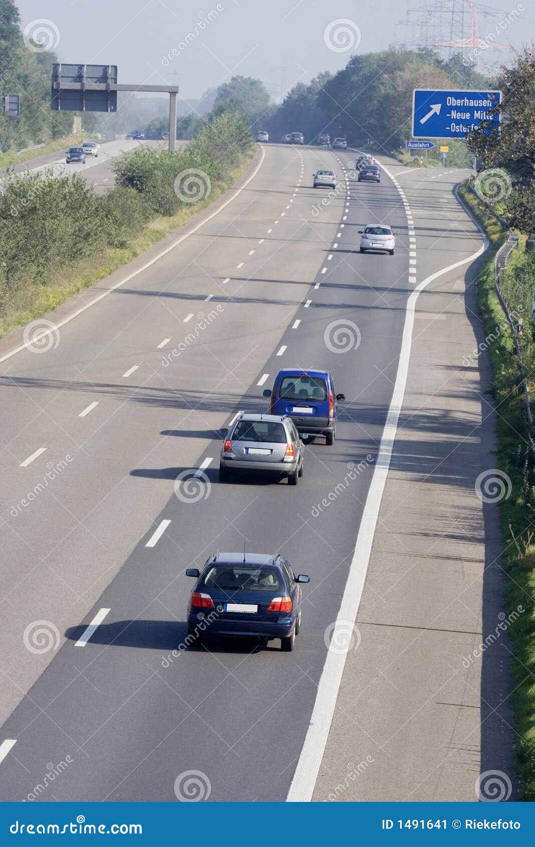 Autobahn tailgating τρία παρόδων. Rgb tailgating τρία του Ομπερχάουσεν παρόδων της Γερμανίας πλίθας autobahn