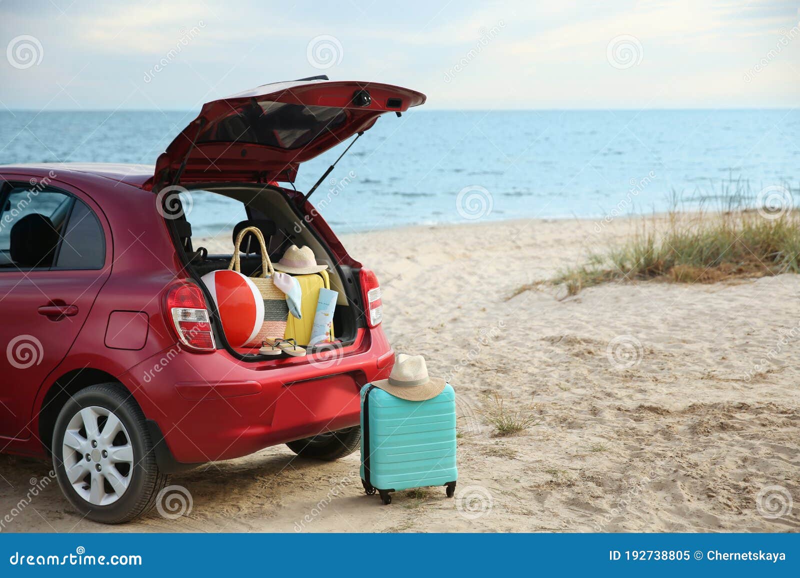 Kleines Retroauto Mit Gepäck Gepäck Und Strandausrüstung Auf Dem