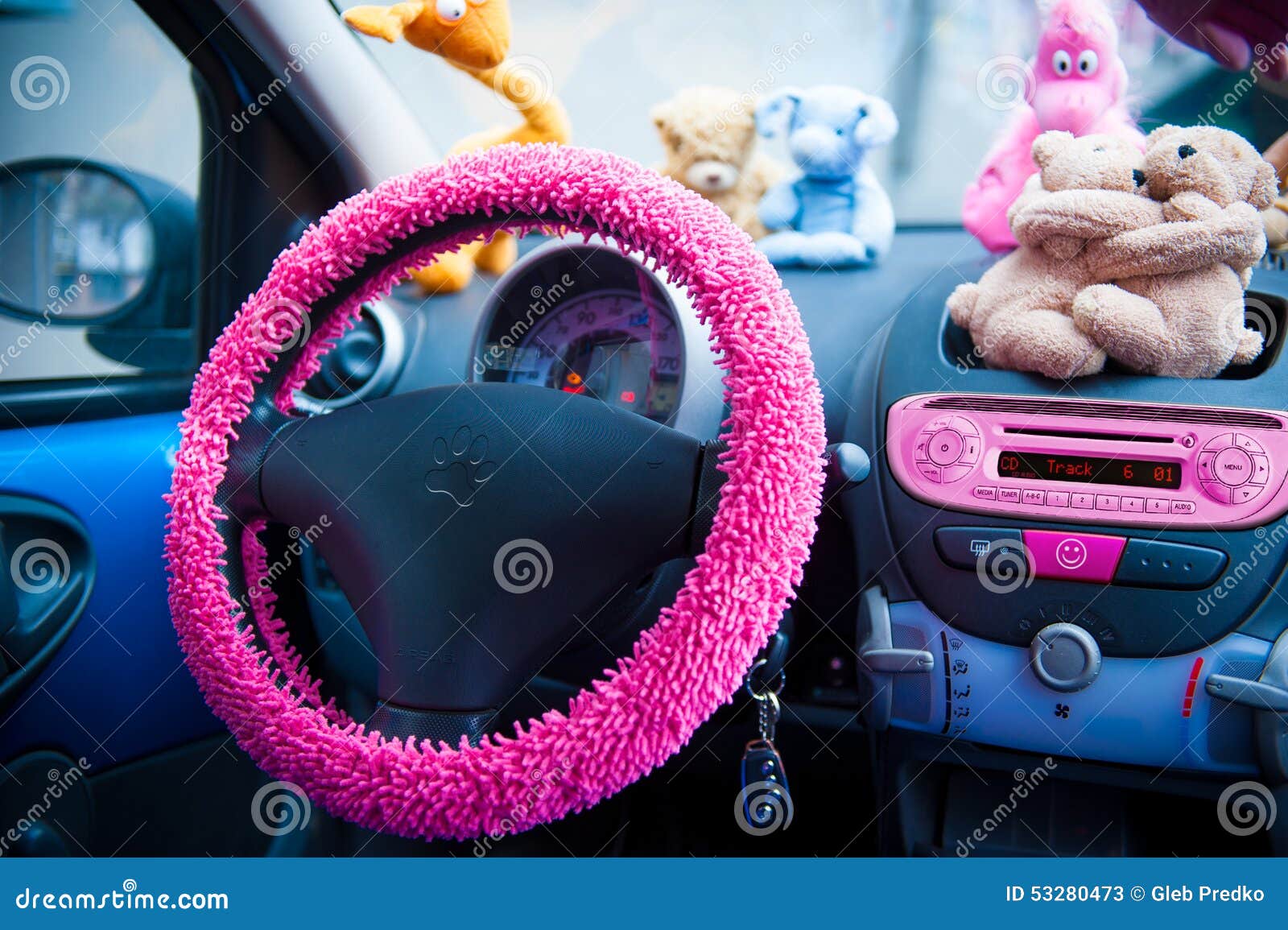 Ein rosa auto mit rosa innenausstattung und rosa innenausstattung.