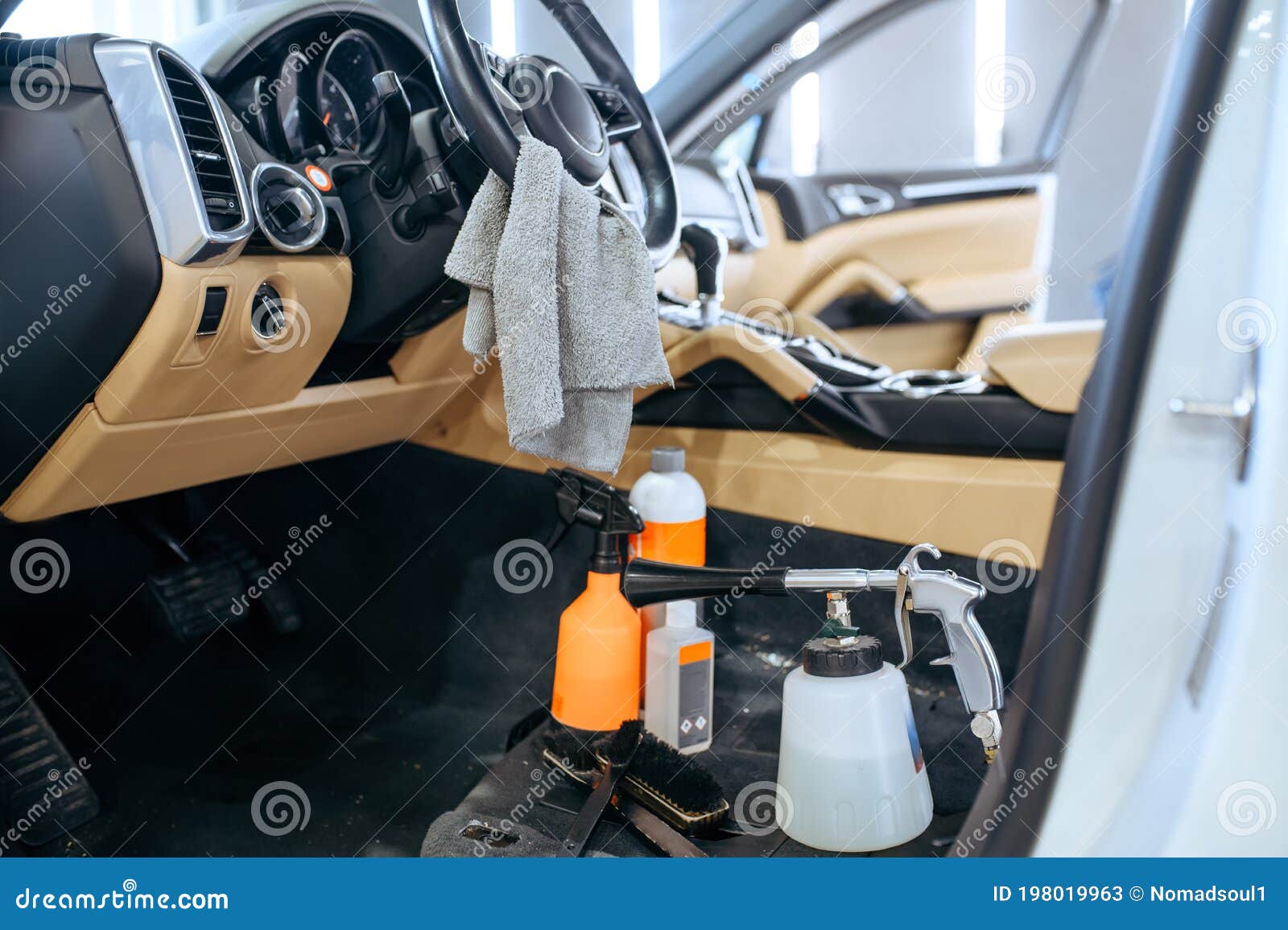 Autoinnenraum Und Tools Für Chemische Reinigung, Führt Im Einzelnen  Stockbild - Bild von hausarbeit, vorsichtig: 198019963