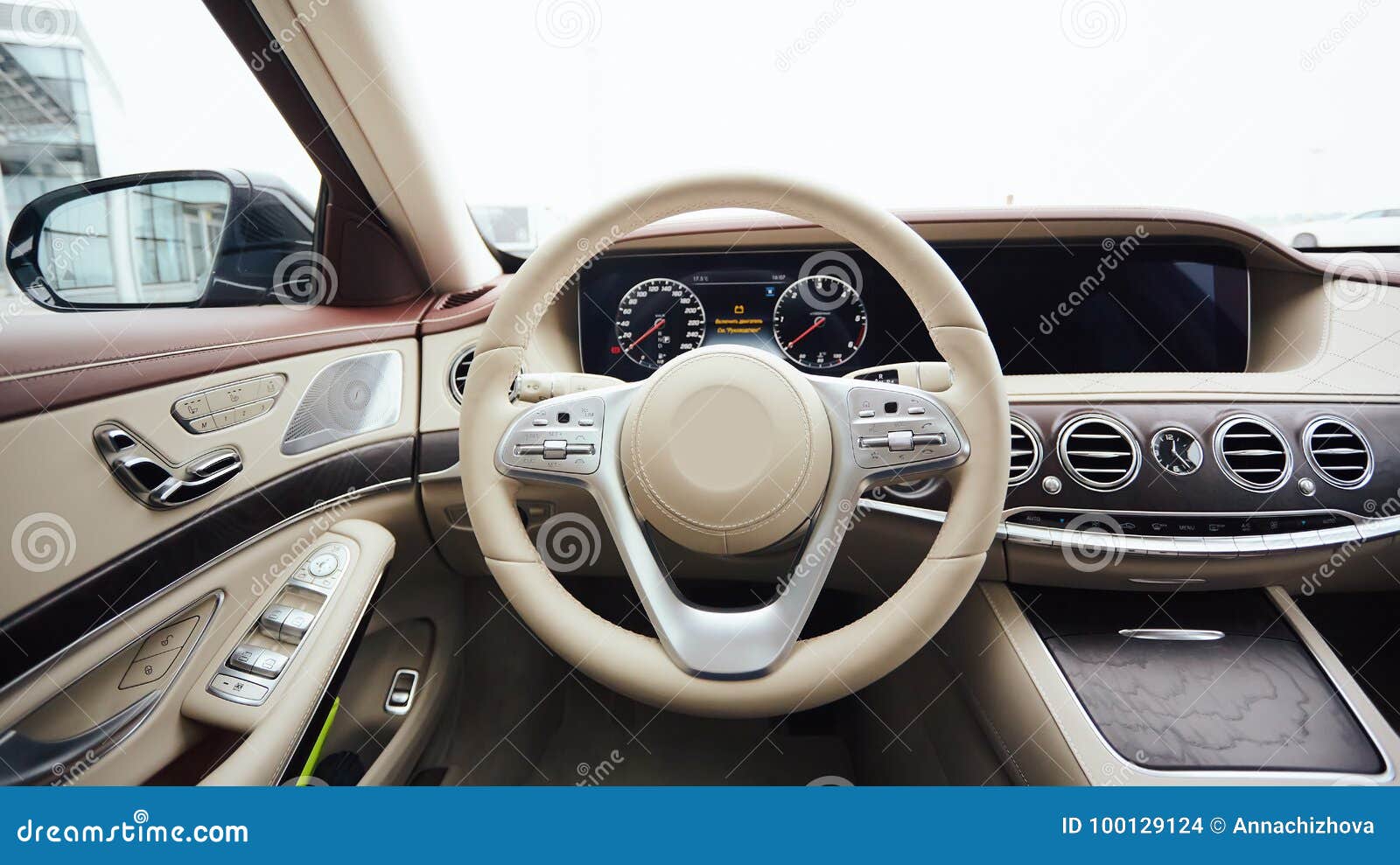 Autoinnenraumluxus Innenraum Des Modernen Autos Des Prestiges Lederne  Bequeme Sitze, Armaturenbrett Und Lenkrad Weiß Stockfoto - Bild von  panorama, cockpit: 100129124