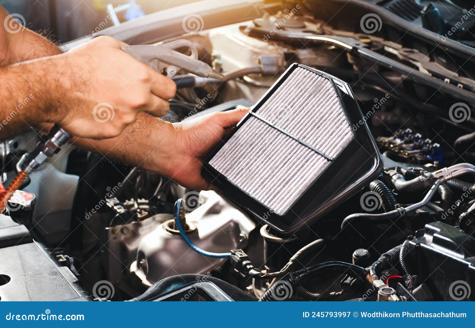 Autoluftfilter in Der Auto-Mechanik Hand Weht Staub Und Reinigung