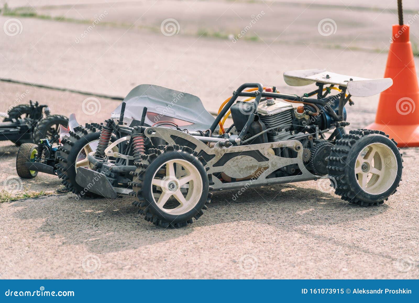 Vários Carros De Corrida Semidesmantelados Antigos Sem Corpo Imagem de  Stock - Imagem de rodas, esportes: 161321463