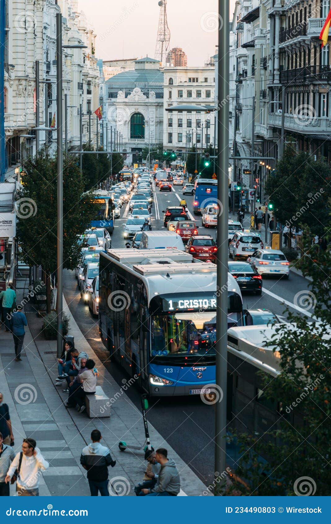 Automóveis E Peões Em Grão Via Central Madrid Espanha Em Direção à