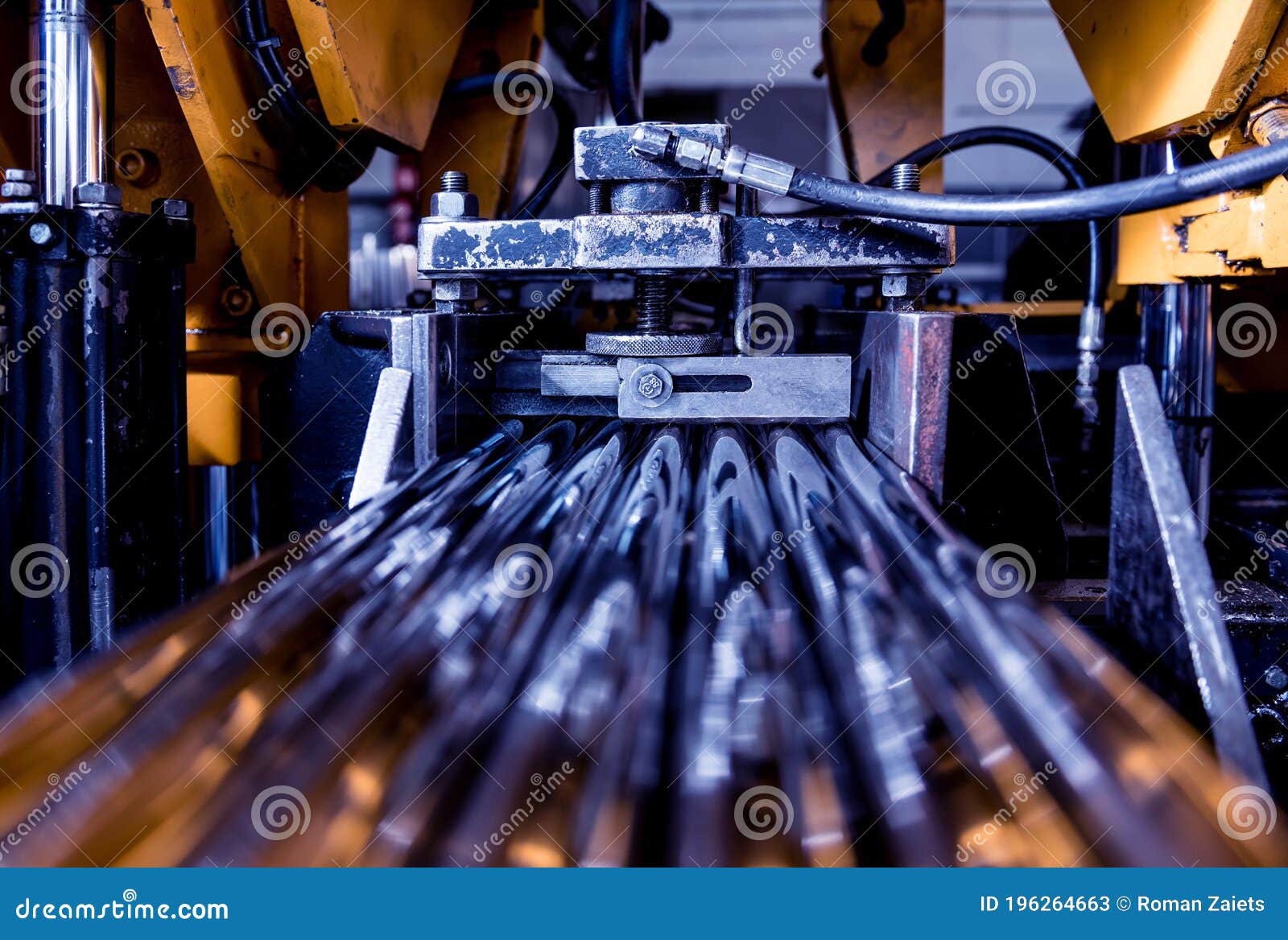 Automatic Band Saw Machine with Water Coolant Cutting Metal Pipes