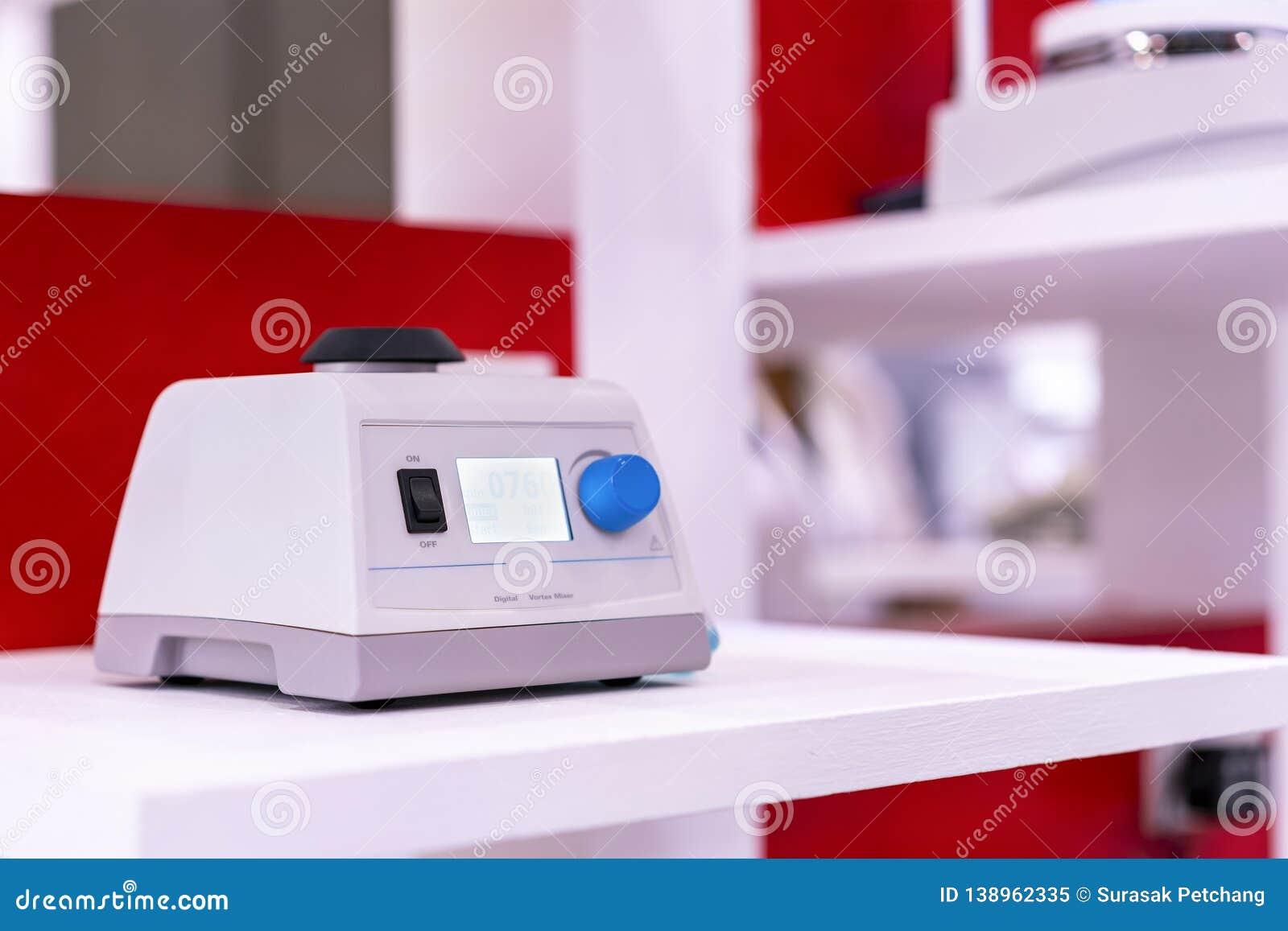 https://thumbs.dreamstime.com/z/automatic-digital-stir-magnetic-stirrer-vortex-mixer-device-lab-solution-liquid-beaker-vials-circular-motion-138962335.jpg