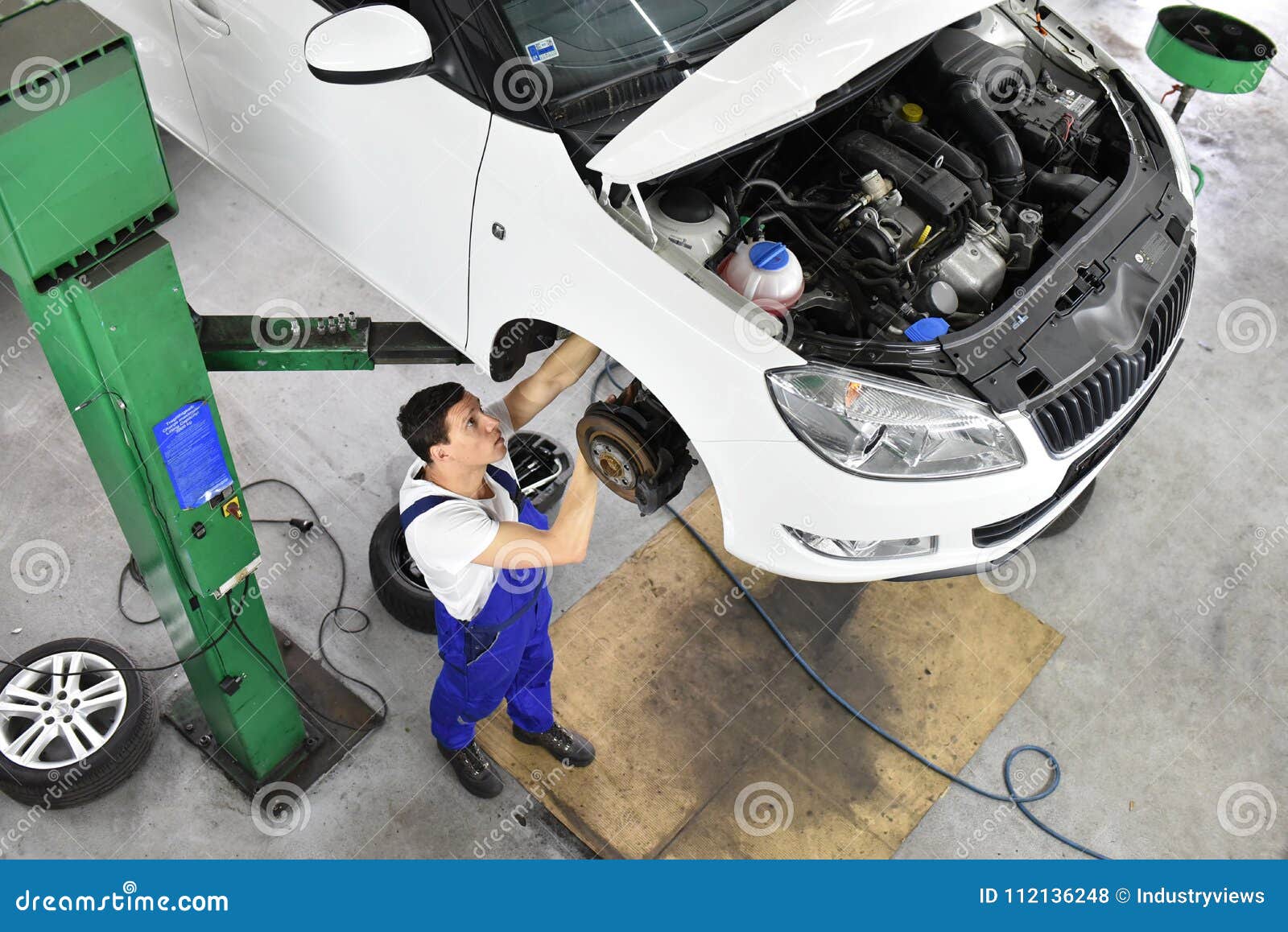 Automechaniker Arbeitet in Einer Werkstatt, Reparatur Von Autos Stockfoto -  Bild von kleidung, mechaniker: 112136248