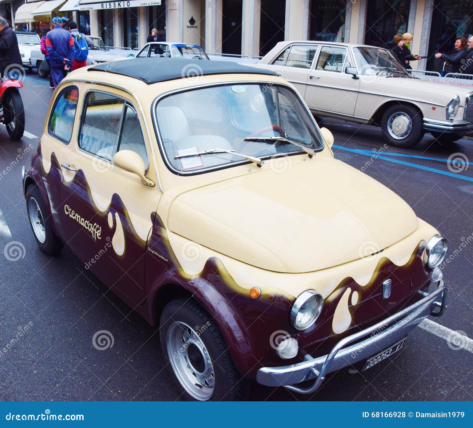 Automobile viola d'annata fotografia stock editoriale. Immagine di erba