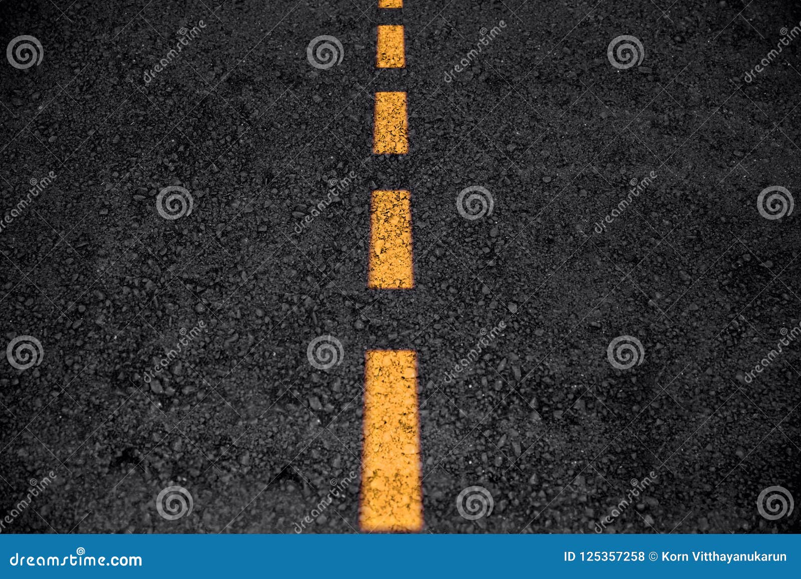 Autopista sin peaje o carretera limpia oscura en blanco de la carretera de asfalto. Textura de la carretera de asfalto con la línea amarilla nuevo fondo limpio de la autopista sin peaje o de la carretera