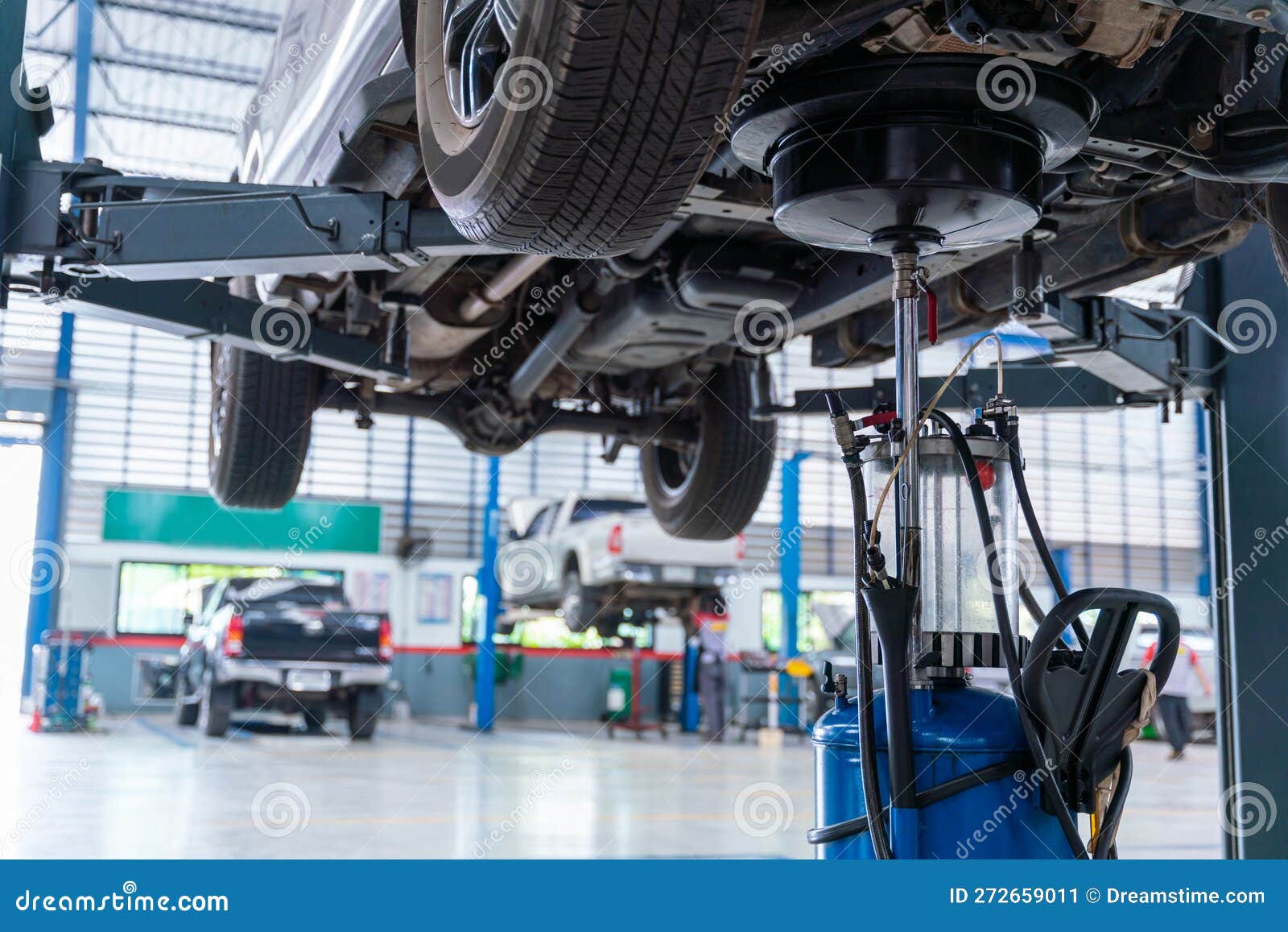 https://thumbs.dreamstime.com/z/autoreparatur-gebrauchte-motor%C3%B6llagertank-mit-auto-auf-elektrolift-f%C3%BCr-ein-das-zum-wechsel-des-motor%C3%B6ls-im-motor-kommt-272659011.jpg