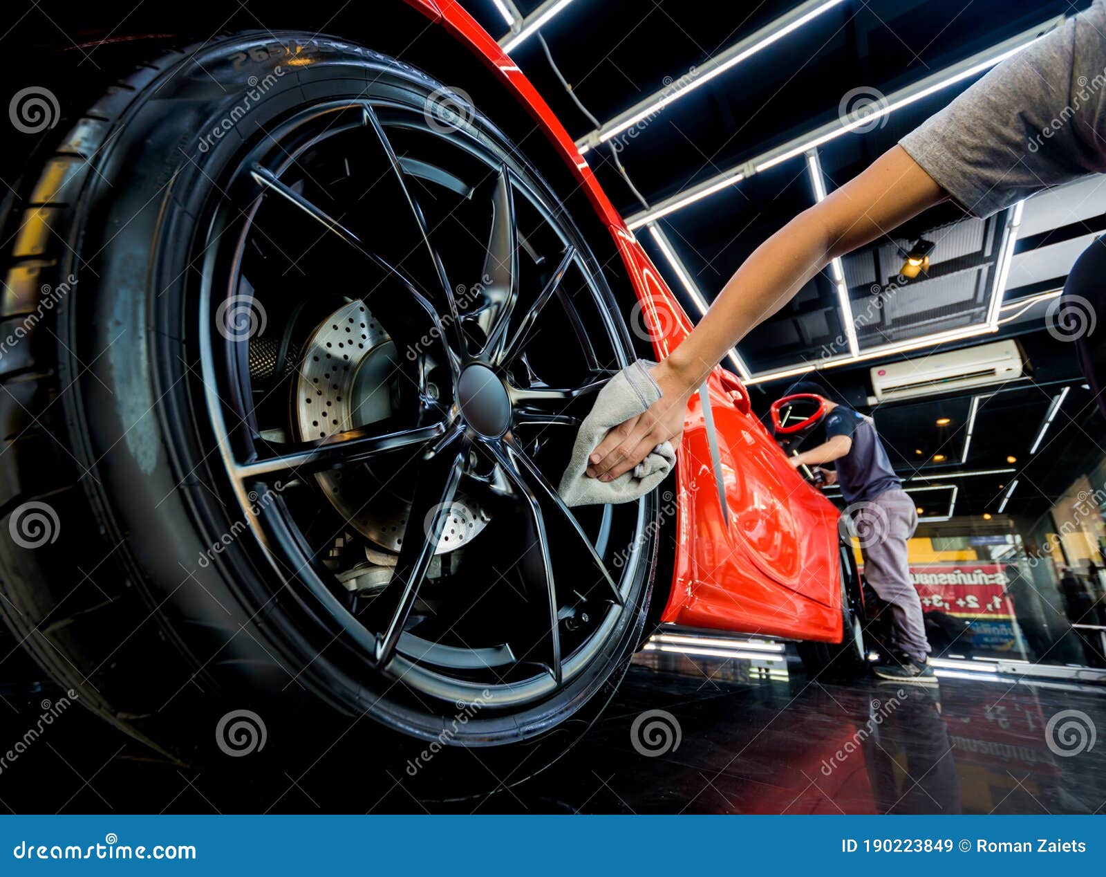 Autoservice-Arbeitskraftpolierautoräder Mit Microfiber Tuch. Stockbild -  Bild von reparatur, schicht: 190223849