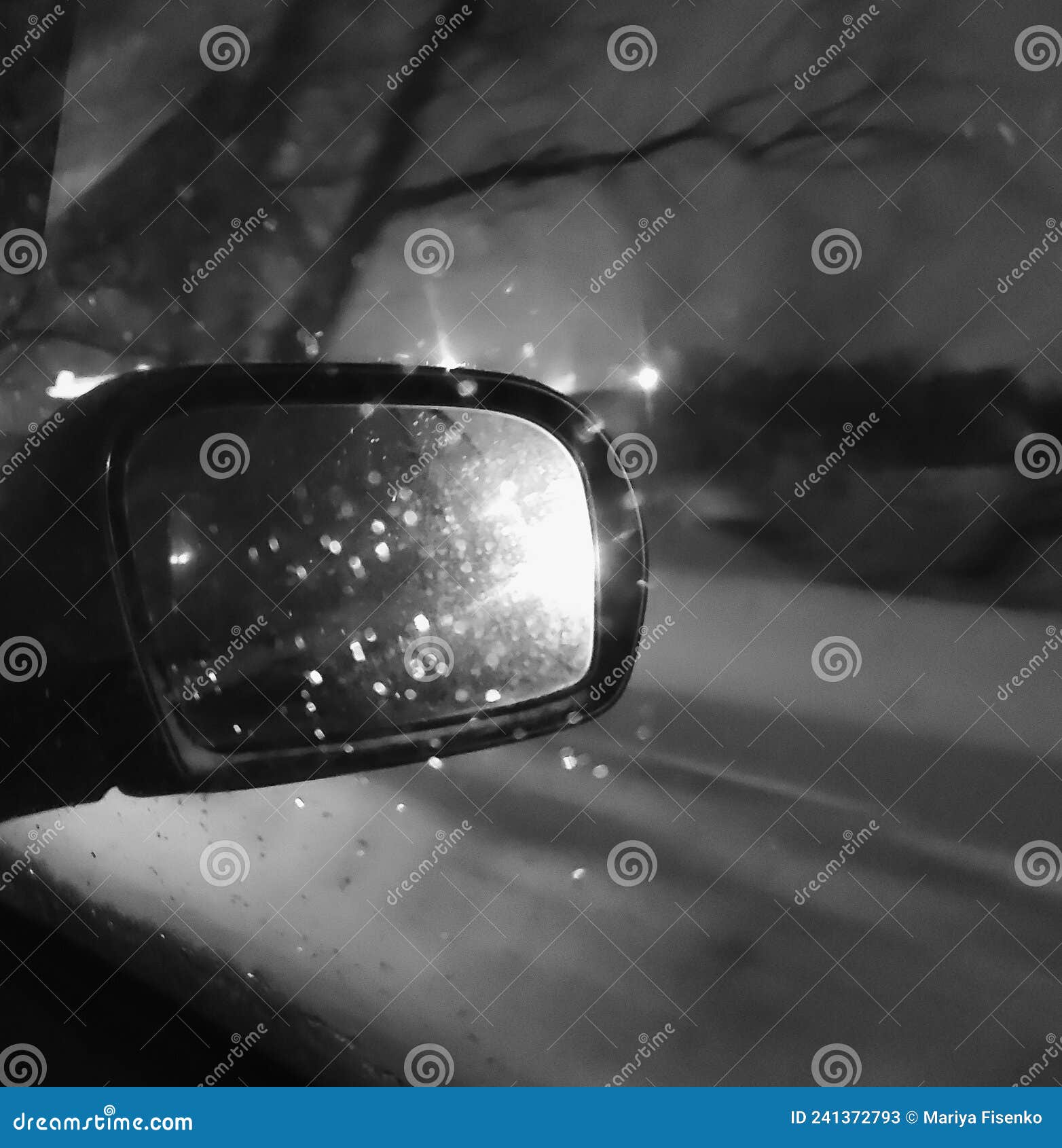 Autospiegel Durch Glas Mit Tropfen Im Dunkeln Stockbild - Bild von nacht,  frühling: 241372793