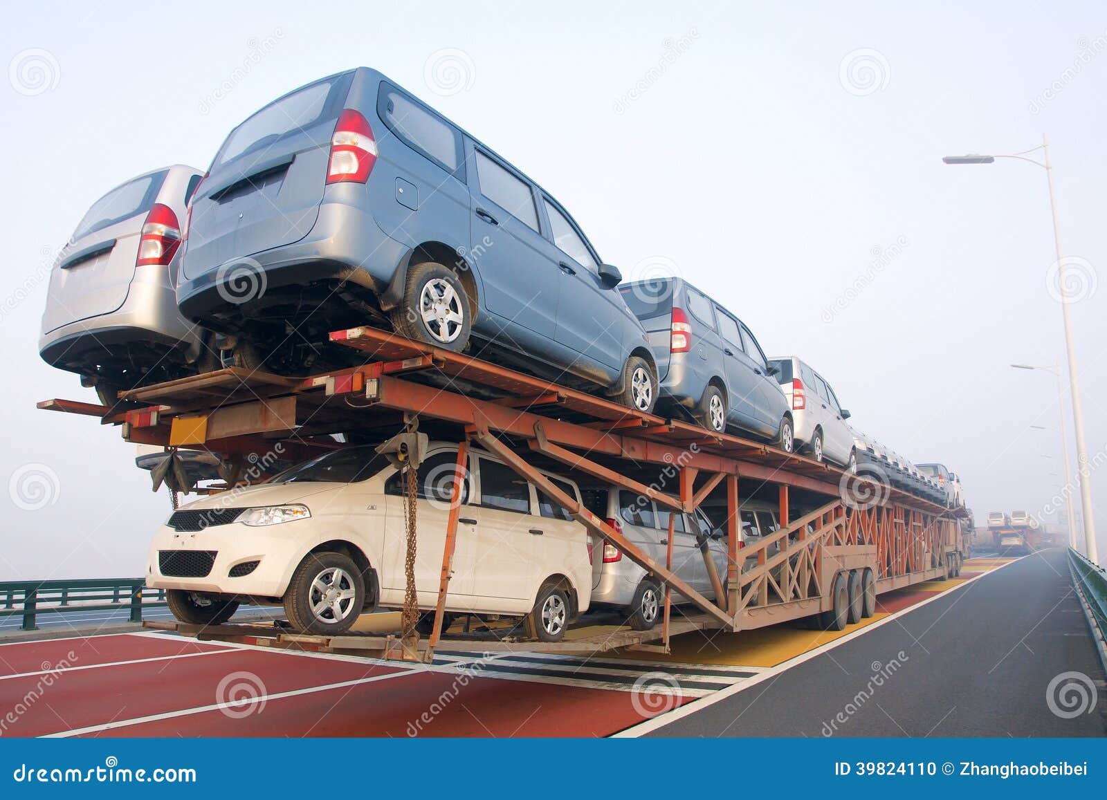 Autotransporter-LKW Von Der Rückseite Stockbild - Bild von autos, händler:  39753979