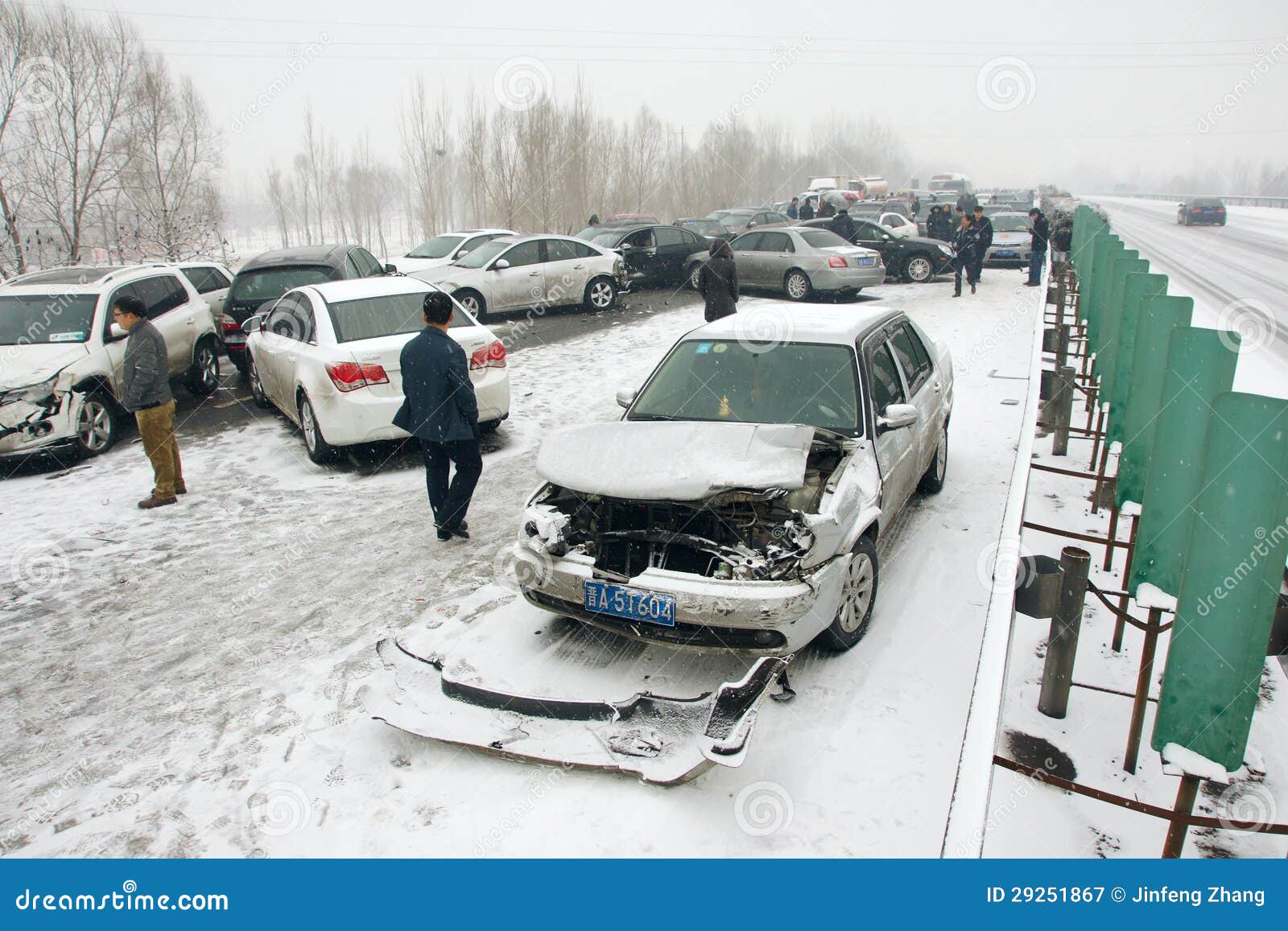 Schnee auf Rücklicht eines Auto - ein lizenzfreies Stock Foto von