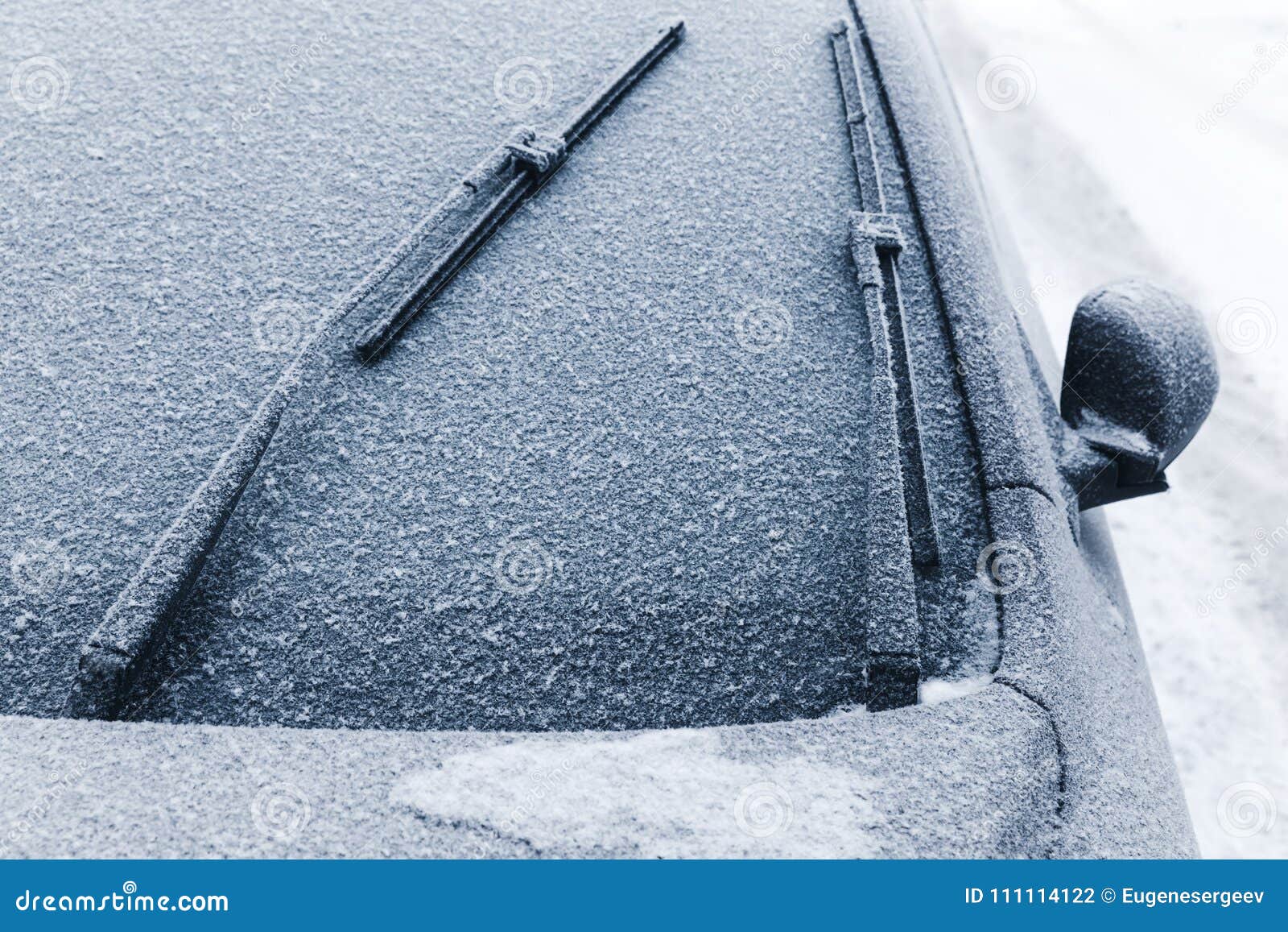 Autowischer Auf Der Windschutzscheibe Bedeckt Mit Schnee Stockfoto