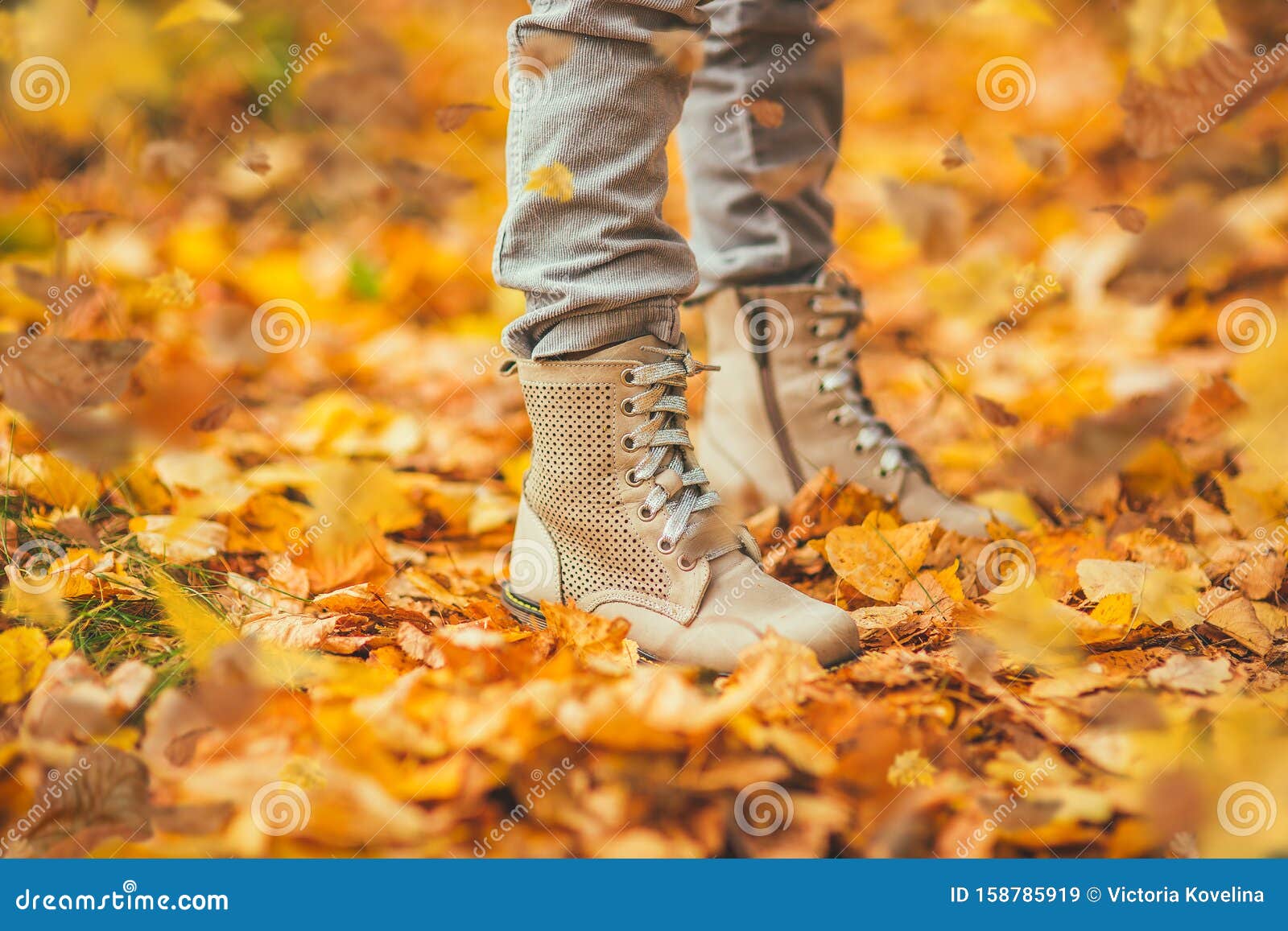 Smeren tofu ondersteboven Autumn. the Girl is Walking in the Park. Shoes in the Autumn Foliage. Walk  in the Autumn Park. Lifestyle Stock Image - Image of female, lying:  158785919