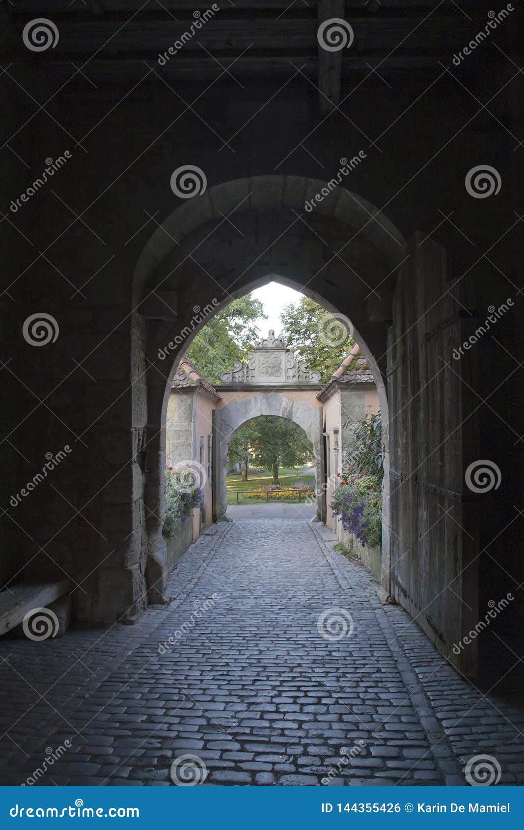 passage and gate to the castle garden