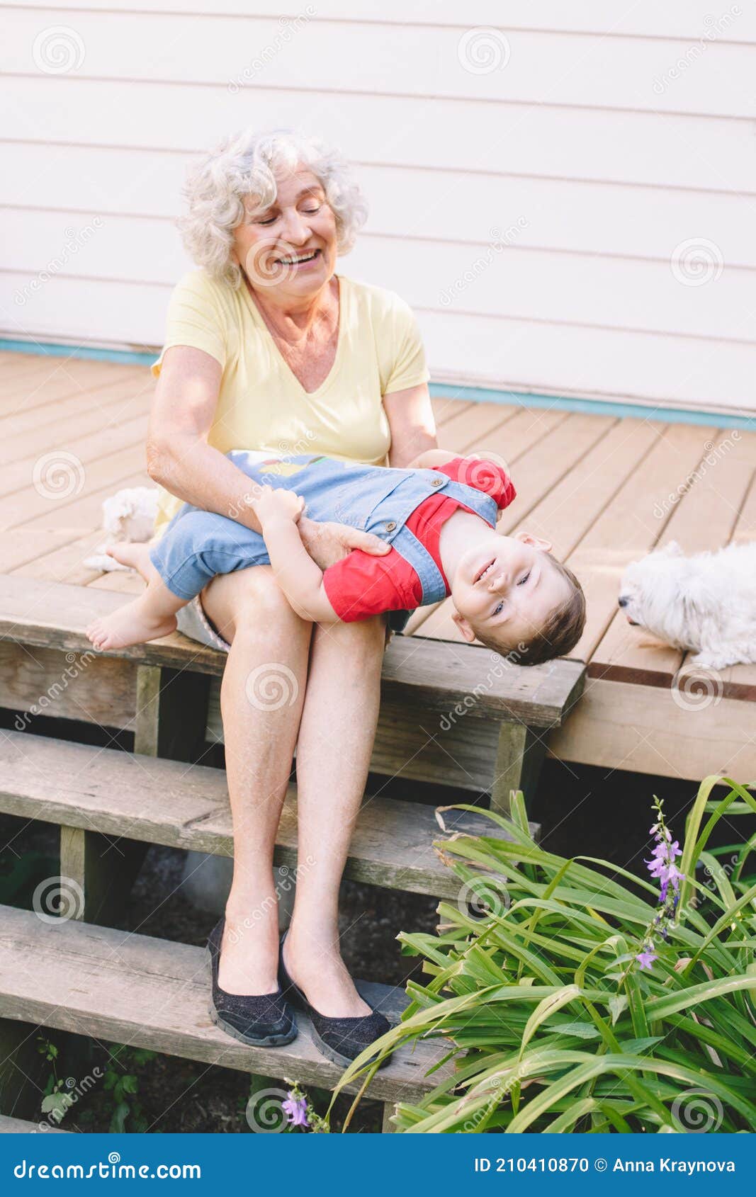 Menina com sua avó jogando jogo jenga em casa [download] - Designi