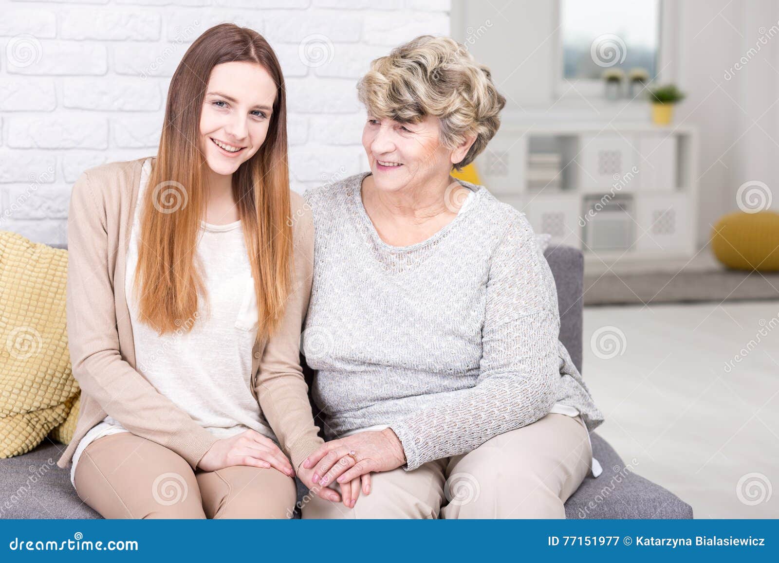 Молодые в пятьдесят. Бабушка с внучкой Лесбиан. Внучка на коленях у бабушки. Женщина с внучкой на коленях. Бабушка мама дочь Лесбиан.