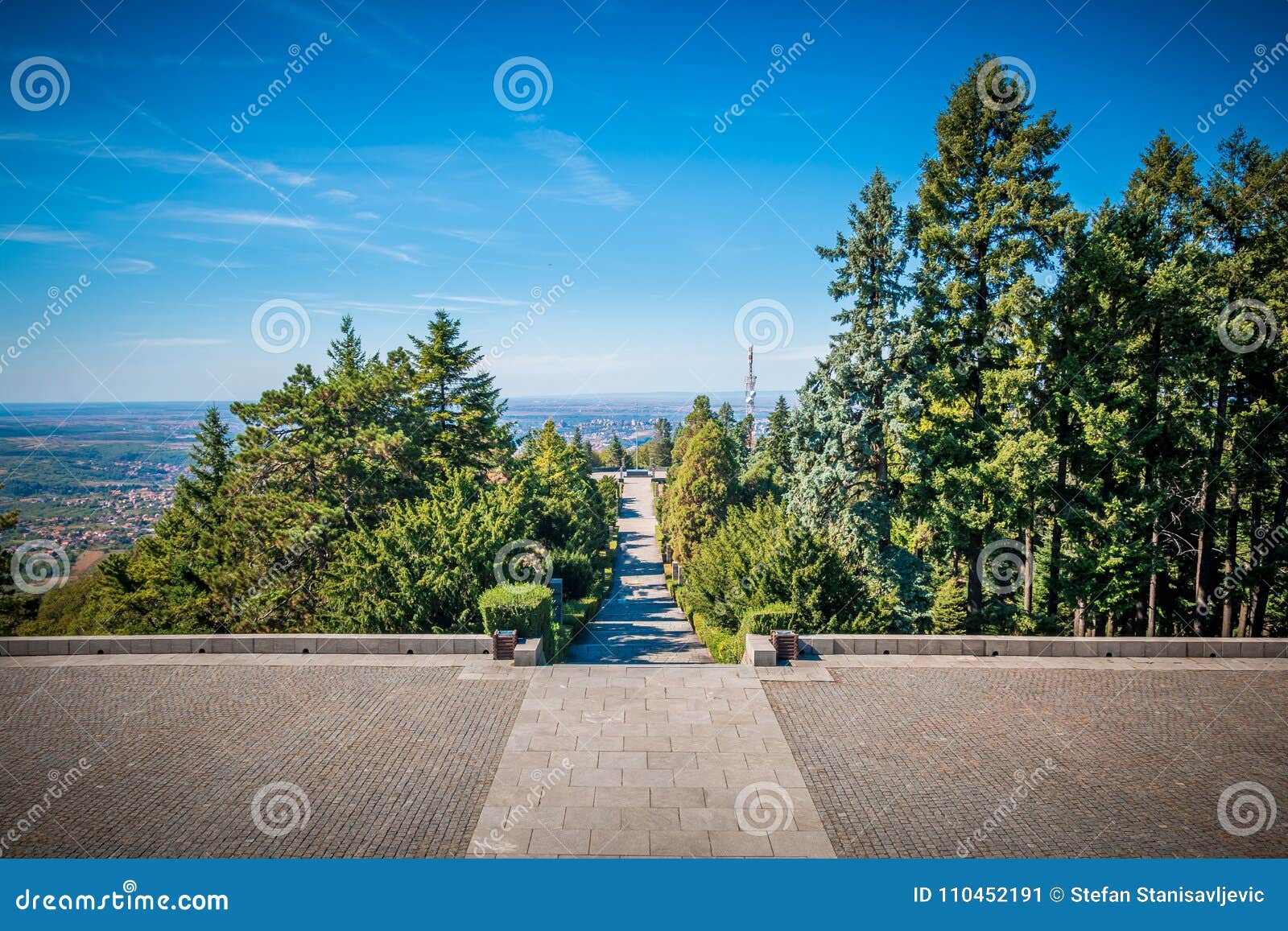 Avala-Berglandschaft. Landschaft, Belgrad, Serbien Einzigartige Ansicht vom Avala-Gebirgsturm Paris, Frankreich, Europa