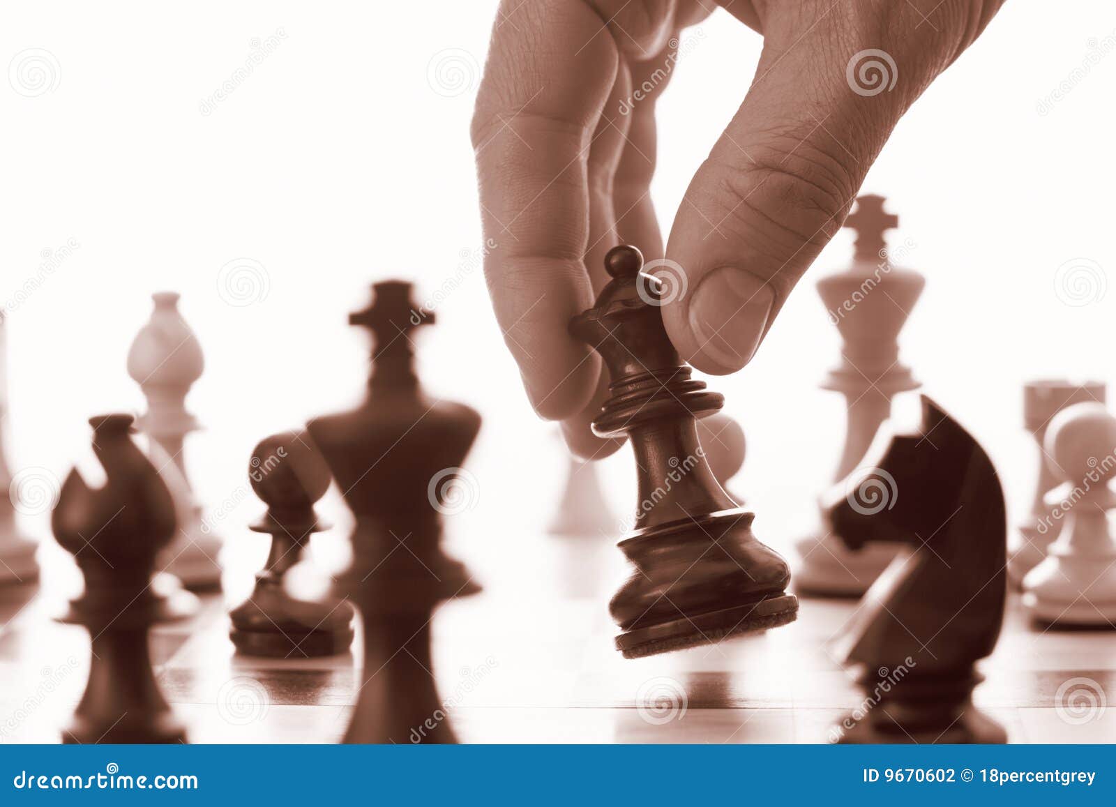 Foto de Imagem Preta Rei Xadrez Real Isolado Em Fundo Branco e mais fotos  de stock de Rainha - Peça de xadrez - iStock