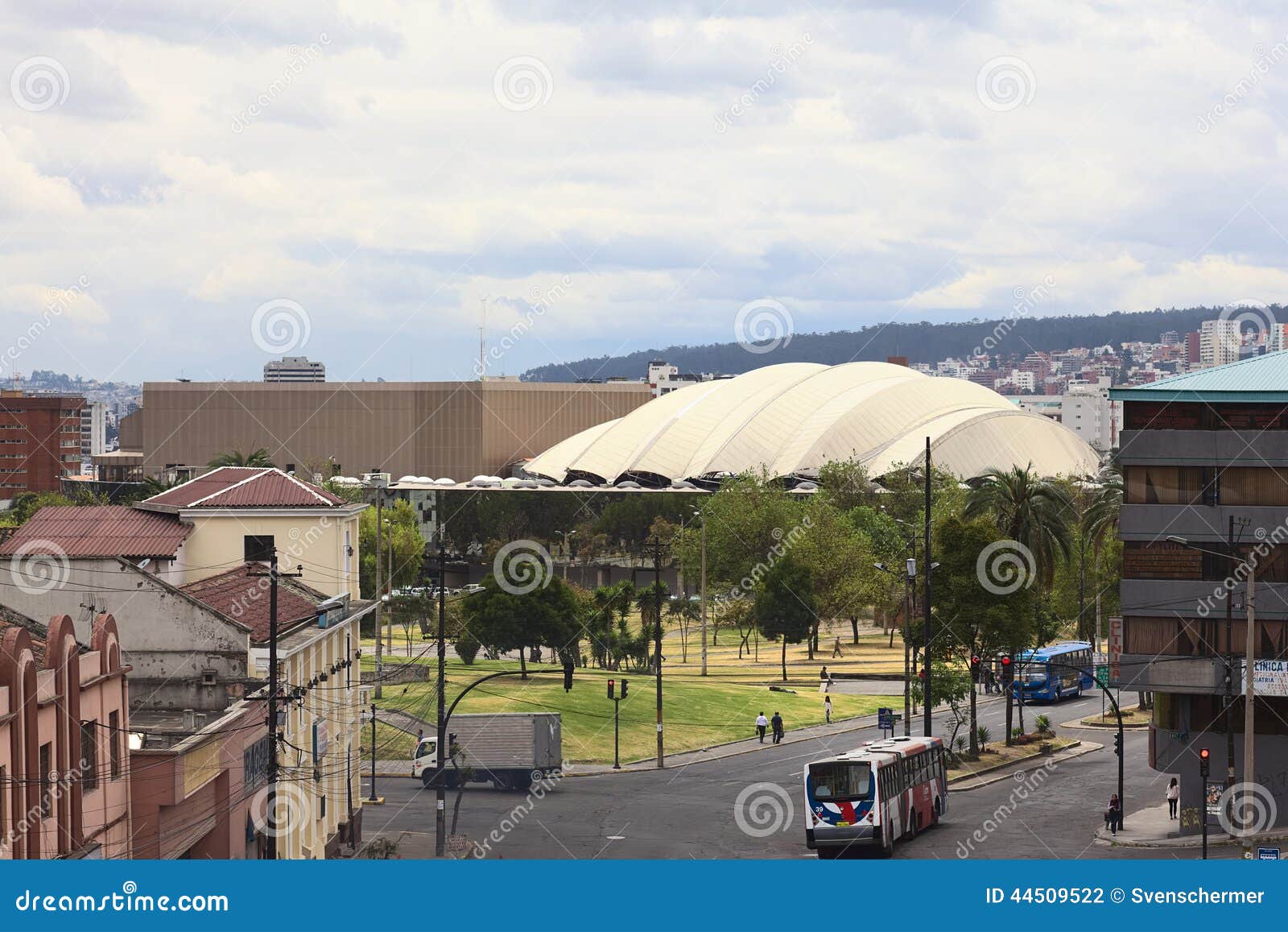 Avenida De Gran Colombia En Quito, Ecuador Fotografía editorial