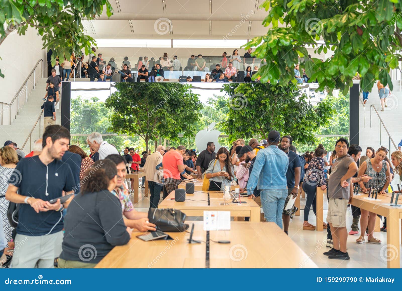 Apple Retail Store in Aventura Mall. Shopping mall. Iphone store Stock  Photo - Alamy