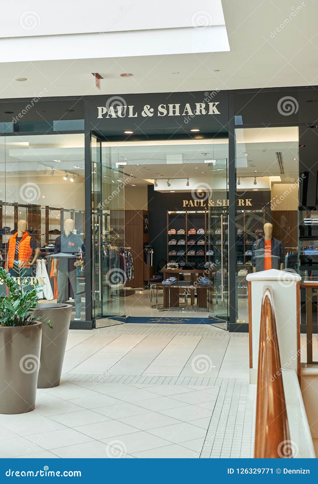 Reparatie mogelijk woestenij Waakzaam Paul Shark Famous Boutique. Editorial Photo - Image of factory, company:  126329771