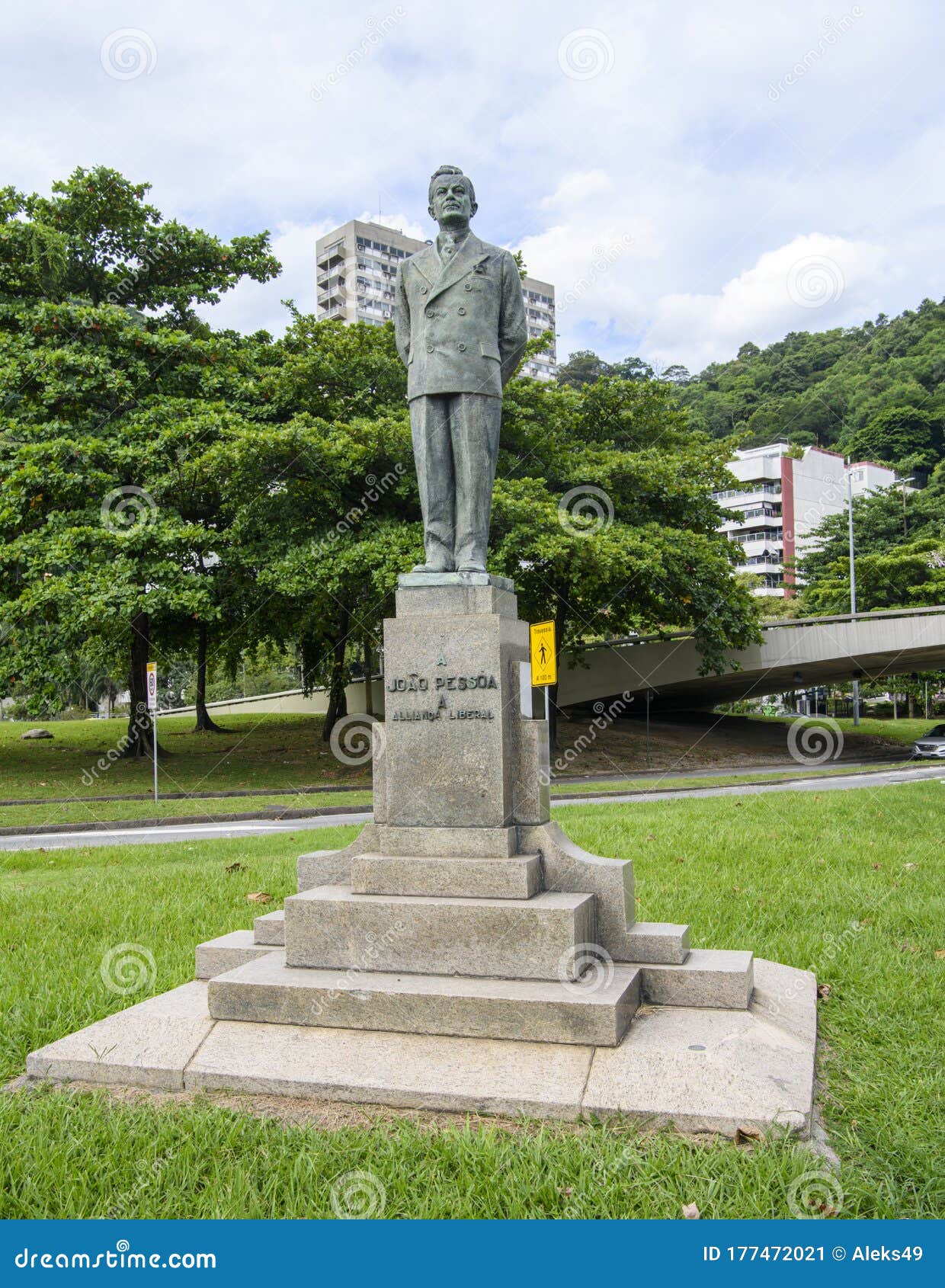 https://thumbs.dreamstime.com/z/avenue-epitacio-pessoa-monument-to-joao-allianca-liberal-cars-pedestrians-move-rio-de-janeiro-brasil-february-rodrigo-177472021.jpg