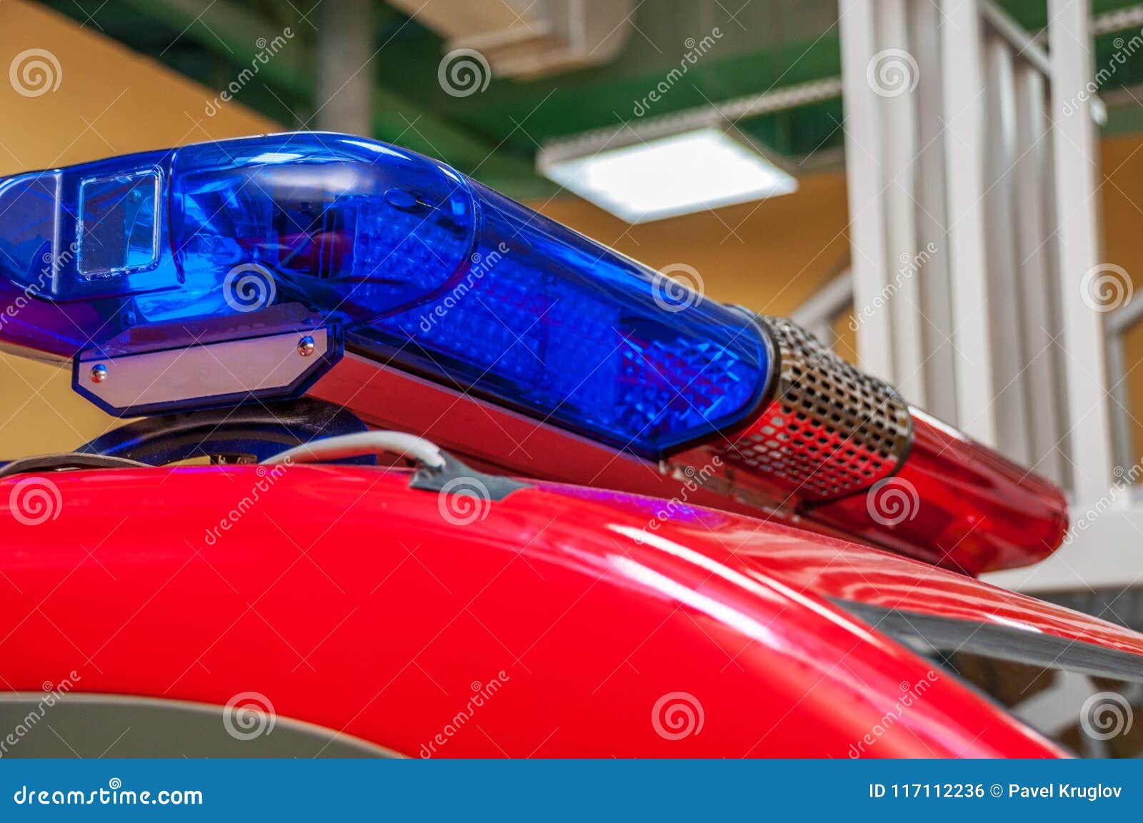 Voiture De Police Avec Feux D'avertissement Rouges Et Bleus. Panneau  Lumineux Et Sirène Sur Toit, Ambulance Police Municipale.