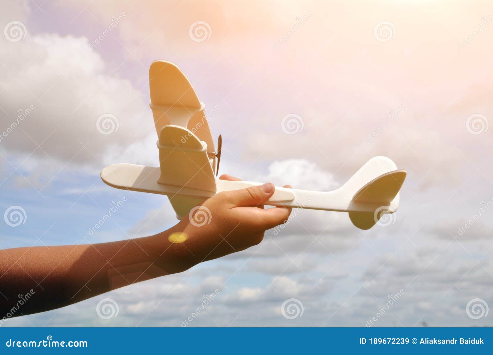 Avião De Brinquedo No Céu. Jogo Ao Ar Livre Imagem de Stock - Imagem de  curso, mosca: 189672239