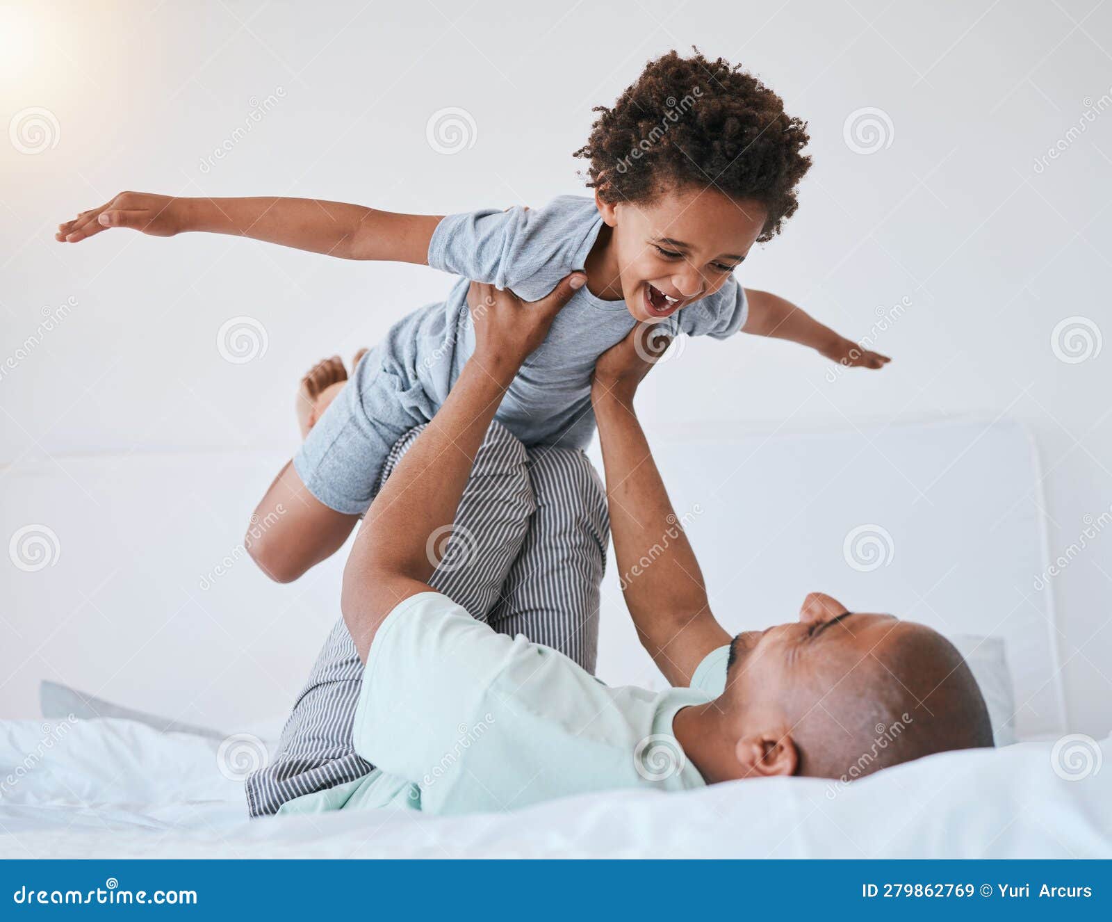 Jogo de avião e pai com filha no quarto para acordar de manhã e fim de  semana feliz animado e engraçado com homem e menina brincando na casa da  família para felicidade