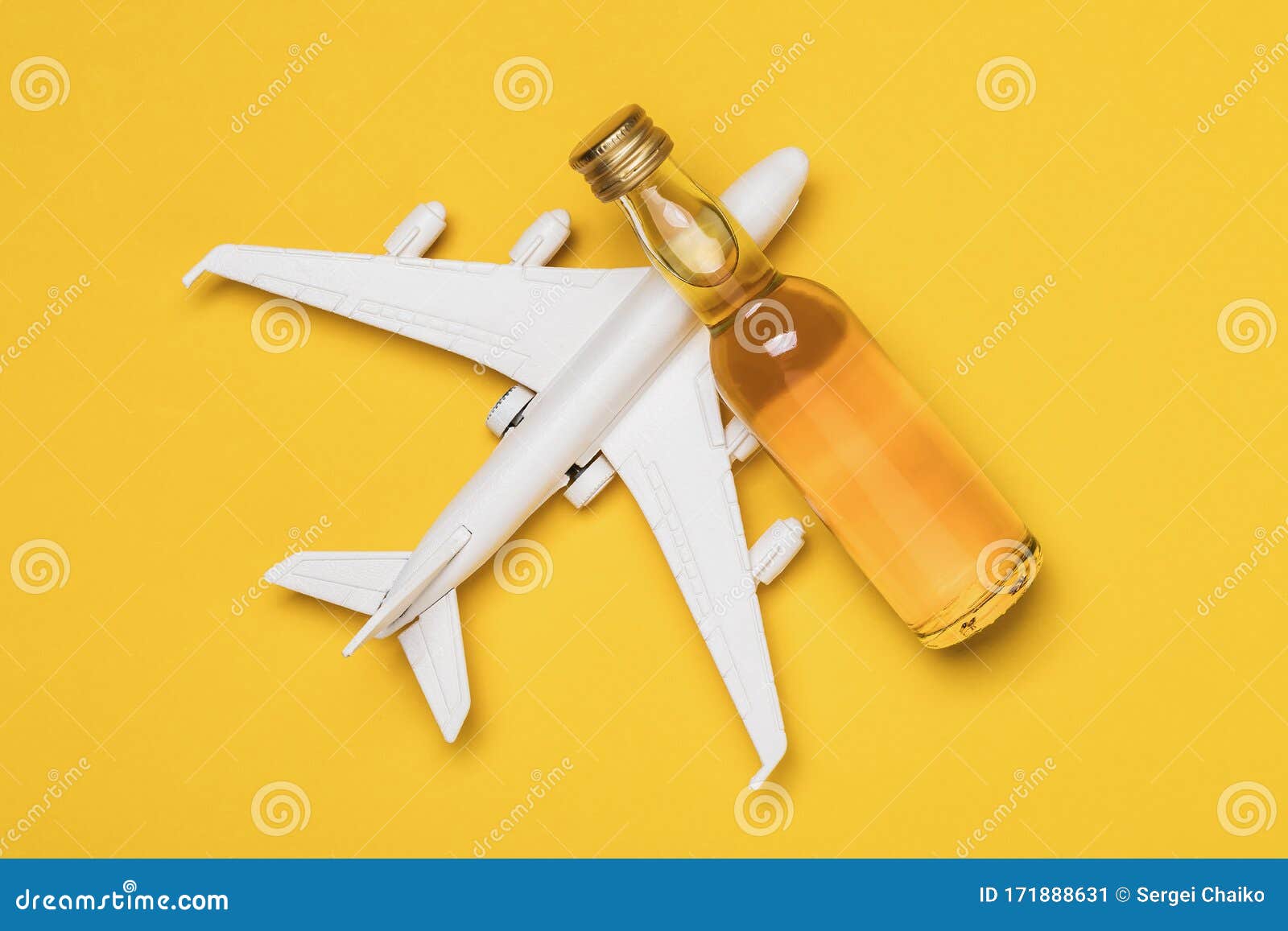 Avión Y De Whisky En Un Fondo Amarillo, Vista Superior Concepto Sobre El Tema De La Embriaguez Entre Pilotos Imagen de archivo - Imagen de piloto, transporte: 171888631