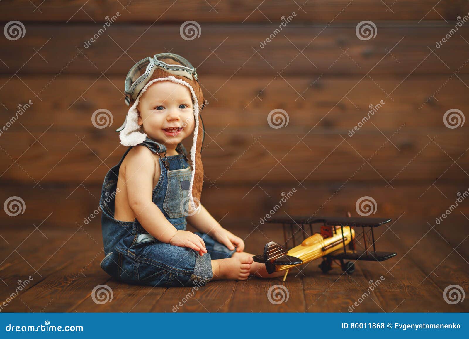 Drôle Bébé Pilote Aviateur, Avion Rire Sur Fond De Bois Banque D'Images et  Photos Libres De Droits. Image 65640837