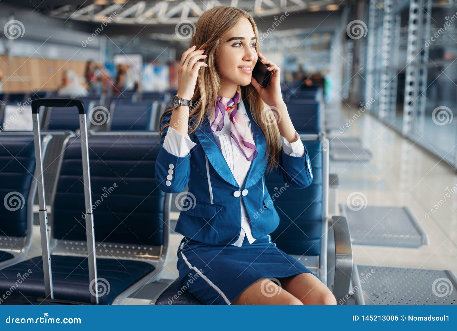 空中小姐坐私人喷气式飞机梯子 库存照片. 图片 包括有 秋田, 喷气机, 如同, 商业, 成人, 豪华, 开放 - 35749730