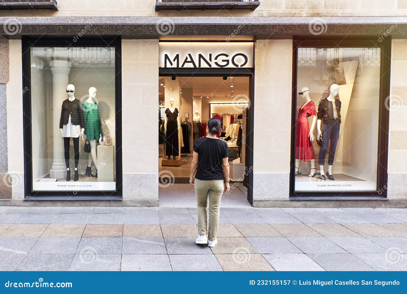 Avila Spain Septiembre 04 2021 Mujer Entrando a Una Tienda De Ropa De Mango Joven Fotografía editorial - Imagen de precio, percha: 232155157