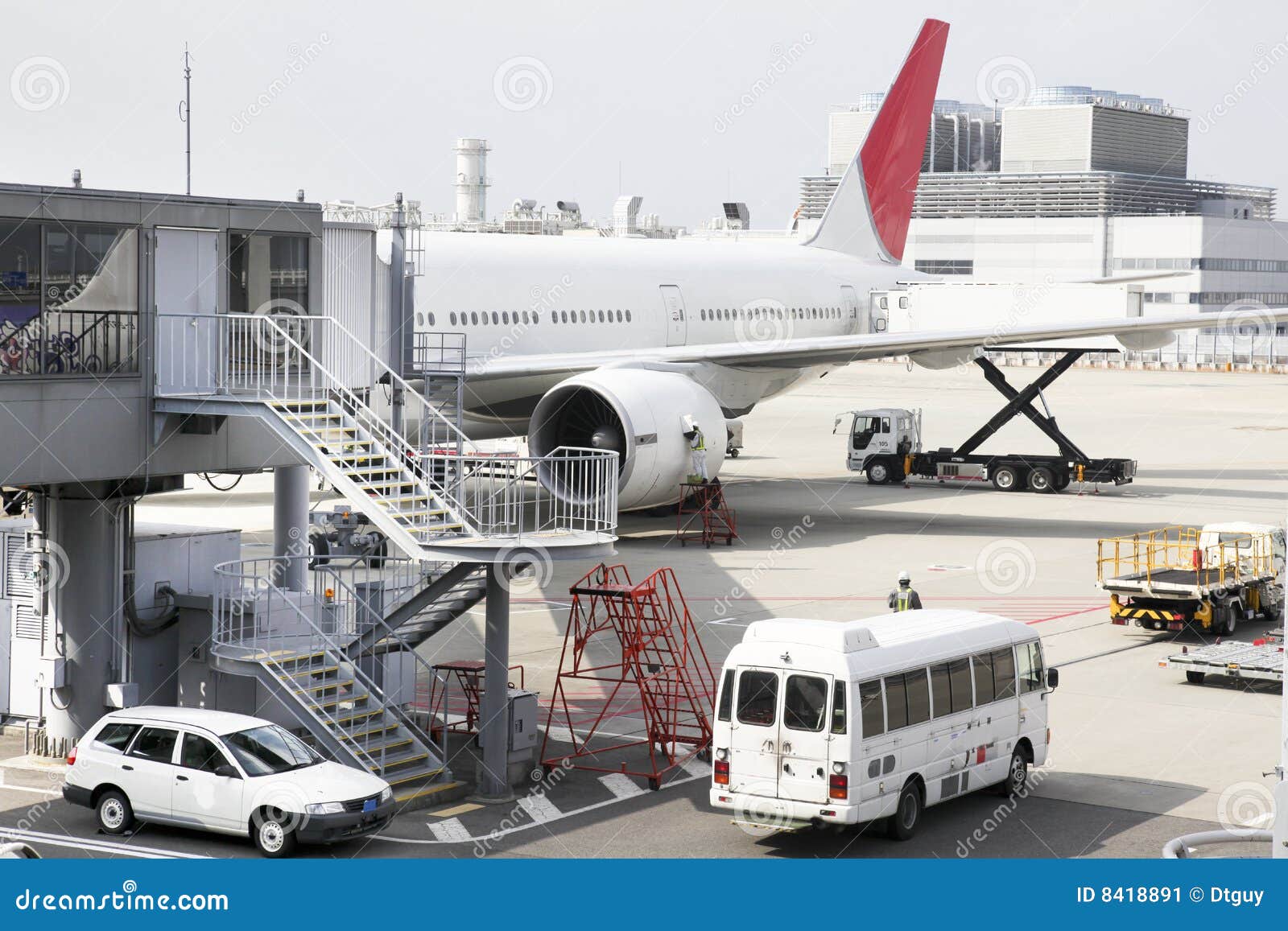 Un avion prêt pour l'embarquement