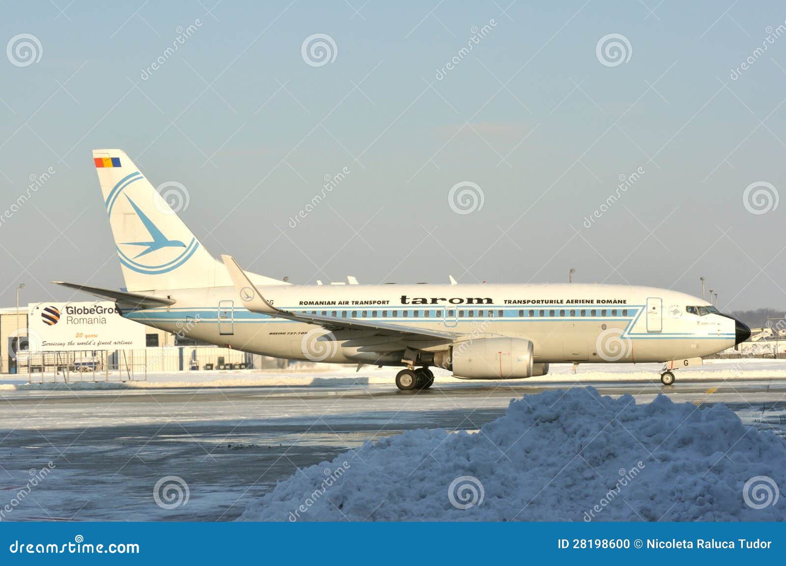 Avion De Tarom Sur L'aéroport De Bucarest Image éditorial Image du
